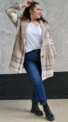 Płaszcz w kratę – modny i elegancki wybór dla każdej kobiety xxl | Stylowa XL - Stylowa XL