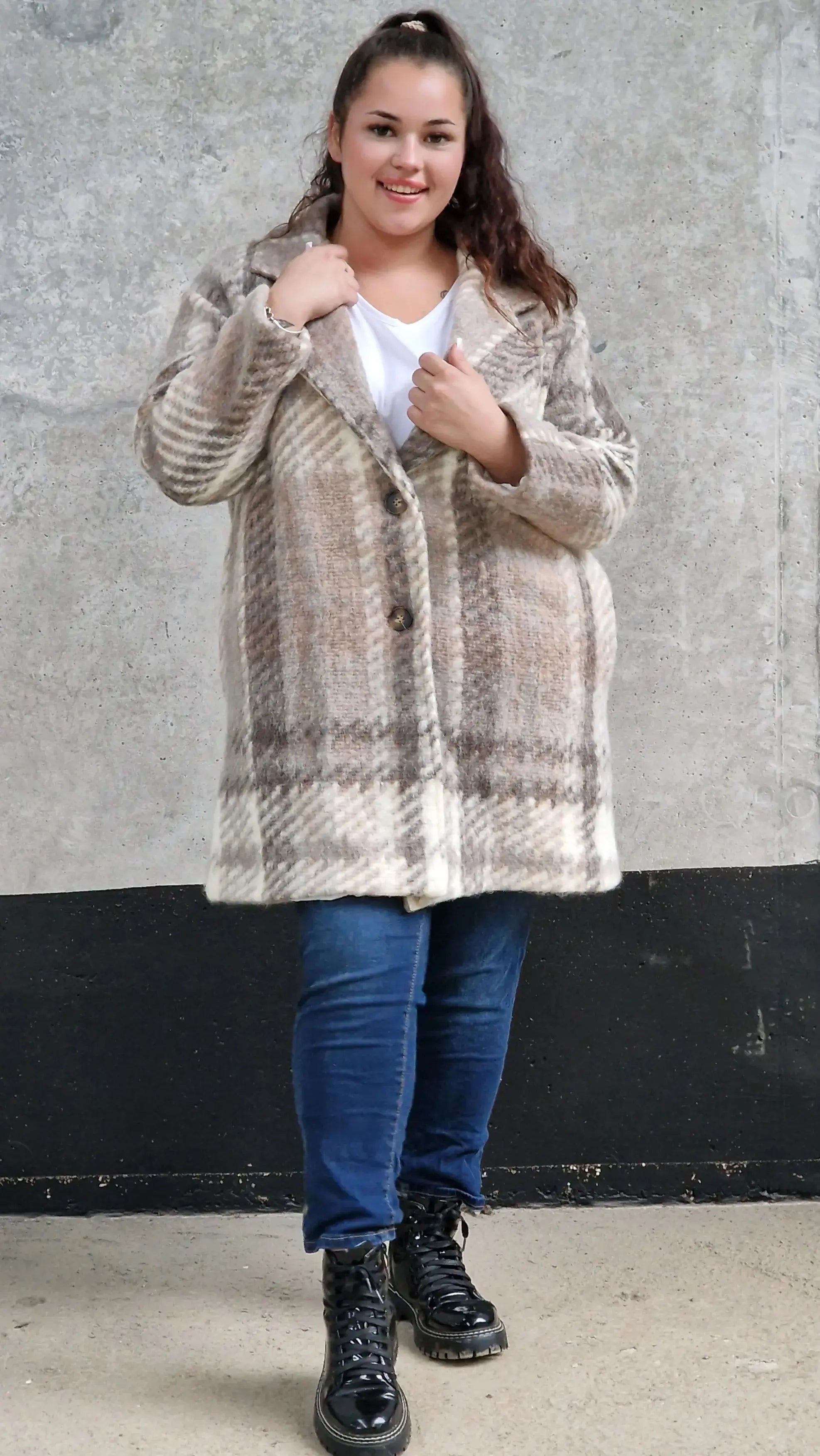 Płaszcz w kratę – modny i elegancki wybór dla każdej kobiety xxl | Stylowa XL - Stylowa XL