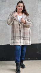 Płaszcz w kratę – modny i elegancki wybór dla każdej kobiety xxl | Stylowa XL - Stylowa XL