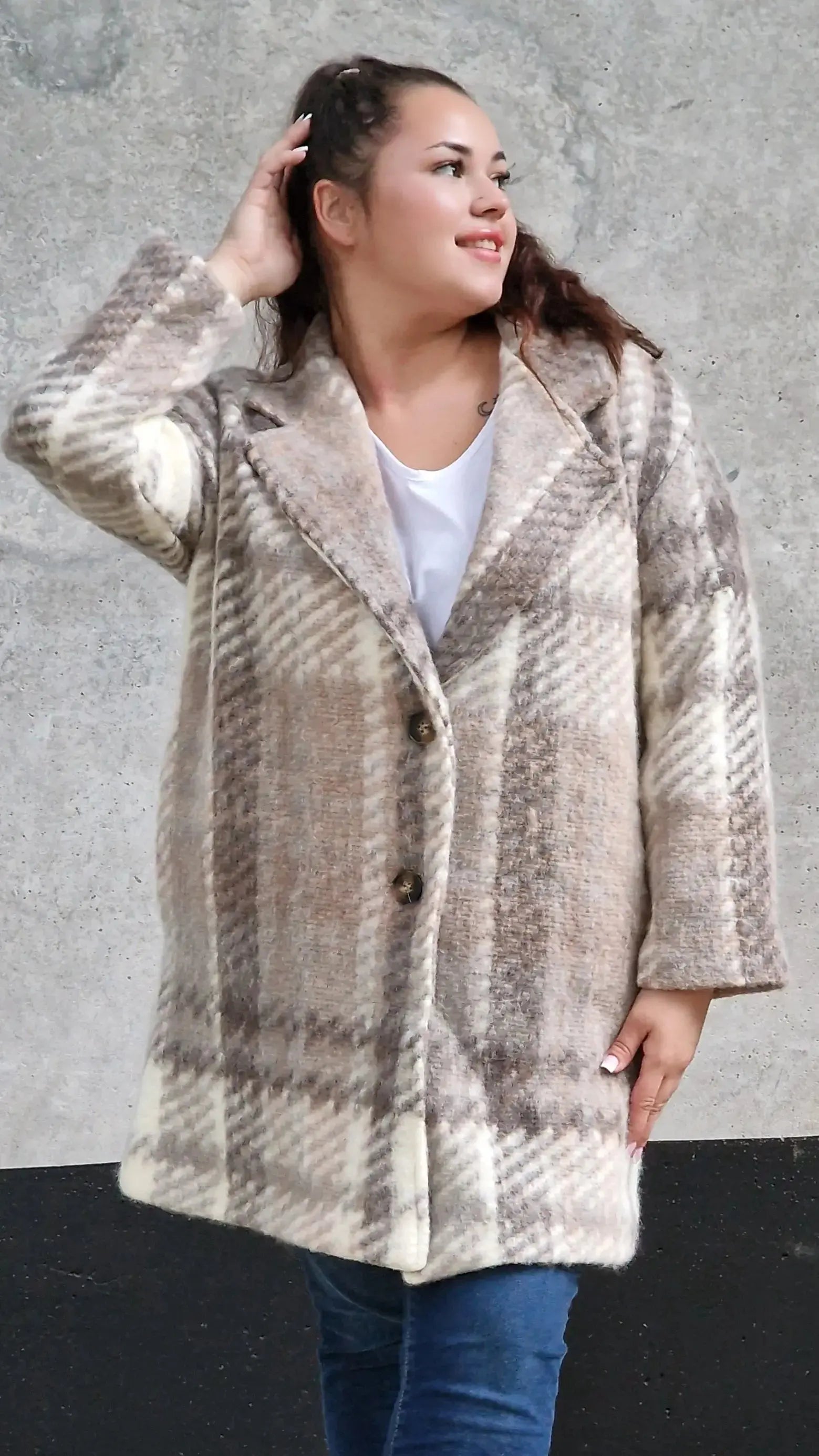 Płaszcz w kratę – modny i elegancki wybór dla każdej kobiety xxl | Stylowa XL - Stylowa XL