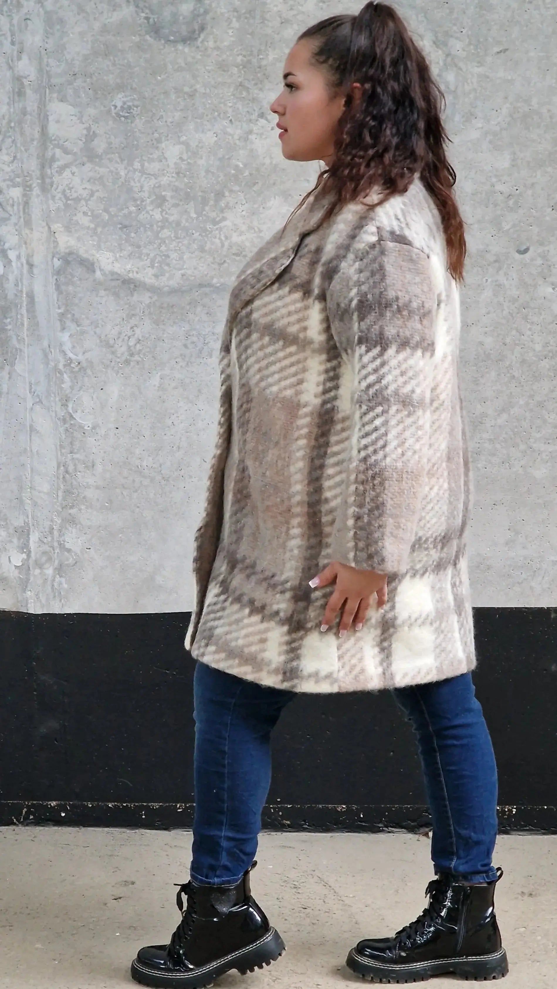 Płaszcz w kratę – modny i elegancki wybór dla każdej kobiety xxl | Stylowa XL - Stylowa XL