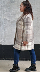 Płaszcz w kratę – modny i elegancki wybór dla każdej kobiety xxl | Stylowa XL - Stylowa XL