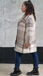 Płaszcz w kratę – modny i elegancki wybór dla każdej kobiety xxl | Stylowa XL - Stylowa XL