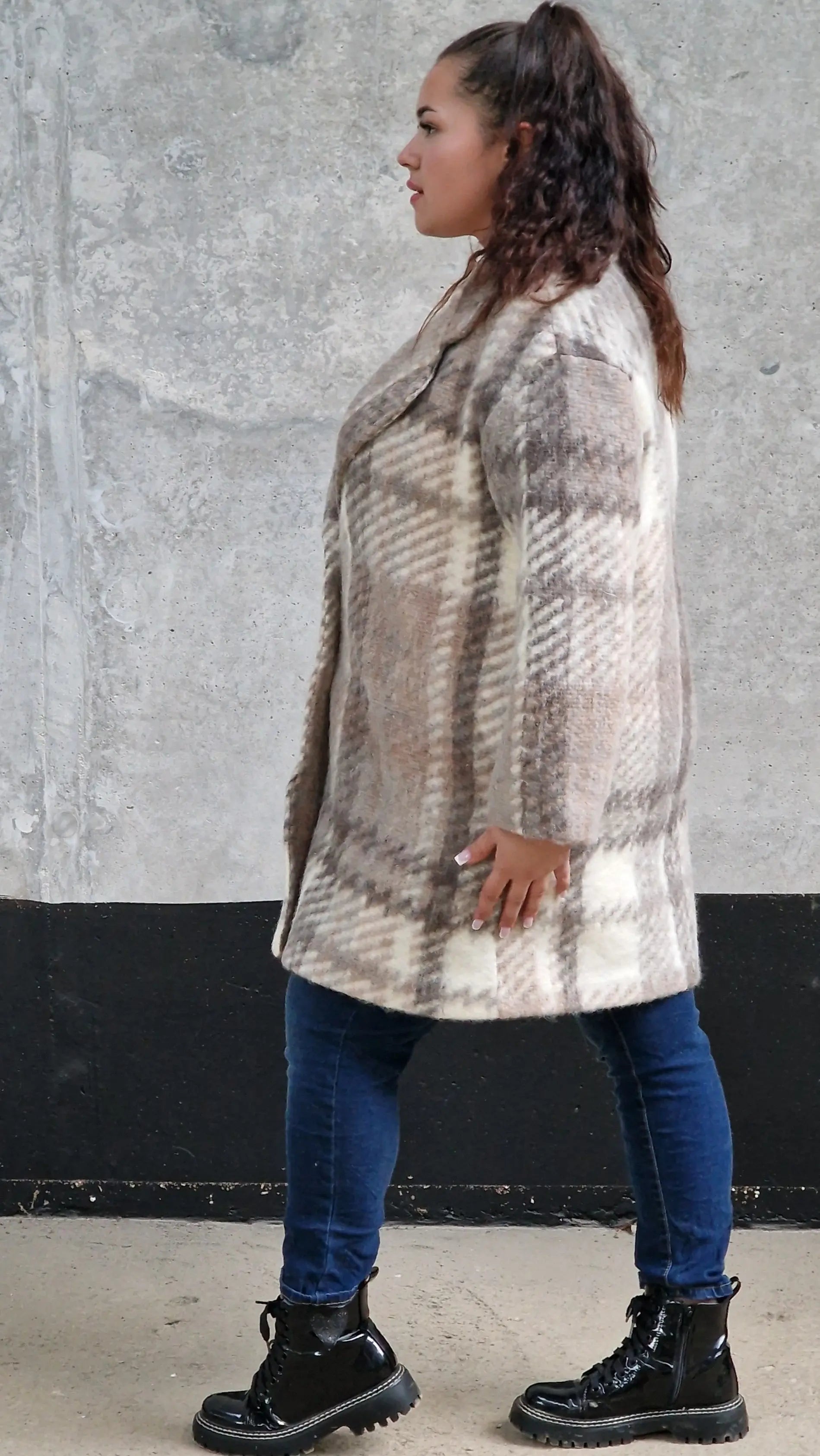 Płaszcz w kratę – modny i elegancki wybór dla każdej kobiety xxl | Stylowa XL - Stylowa XL