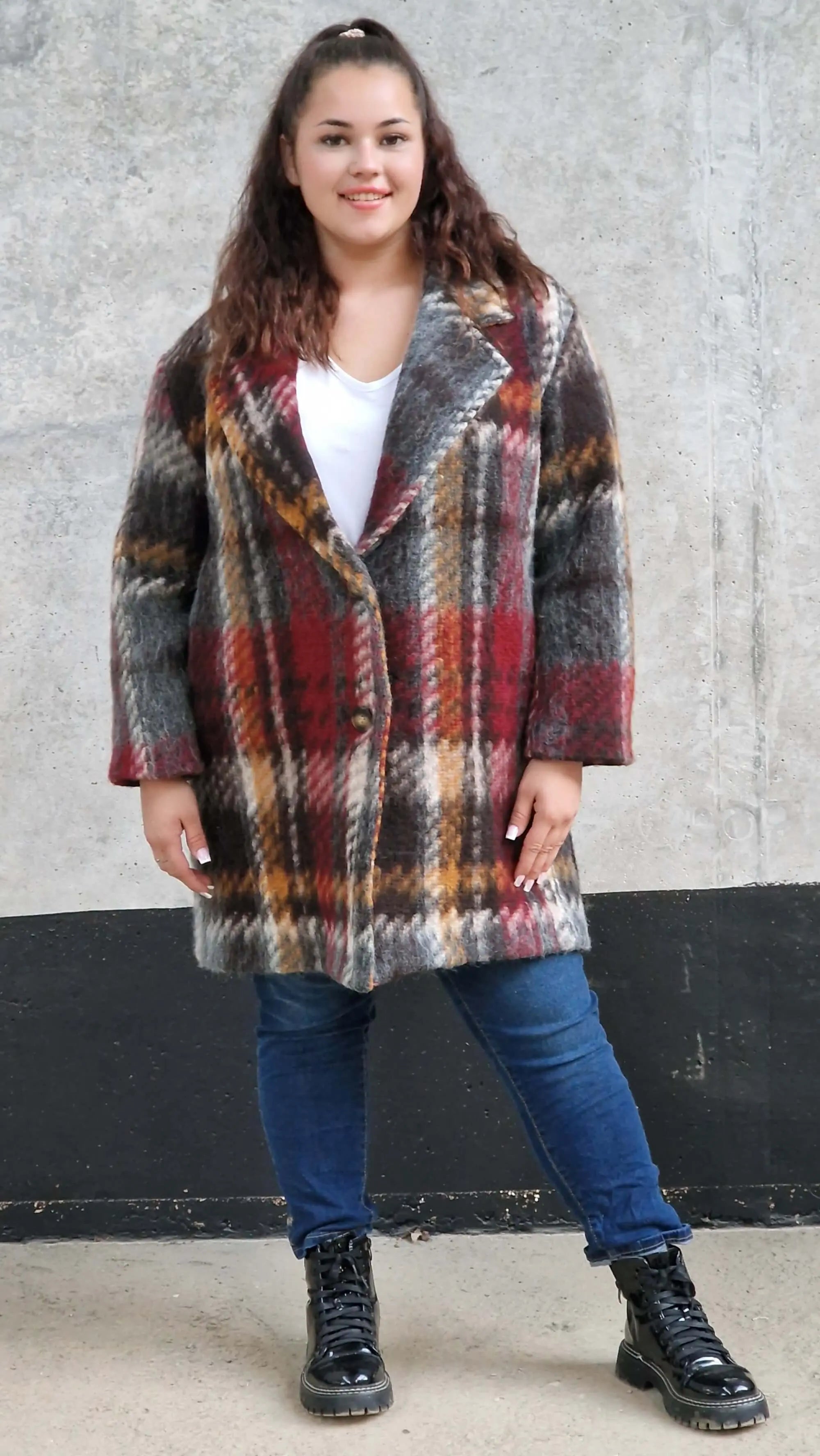 Płaszcz w kratę – modny i elegancki wybór dla każdej kobiety xxl | Stylowa XL Stylowa XL