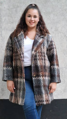 Płaszcz w kratę – modny i elegancki wybór dla każdej kobiety xxl | Stylowa XL Stylowa XL