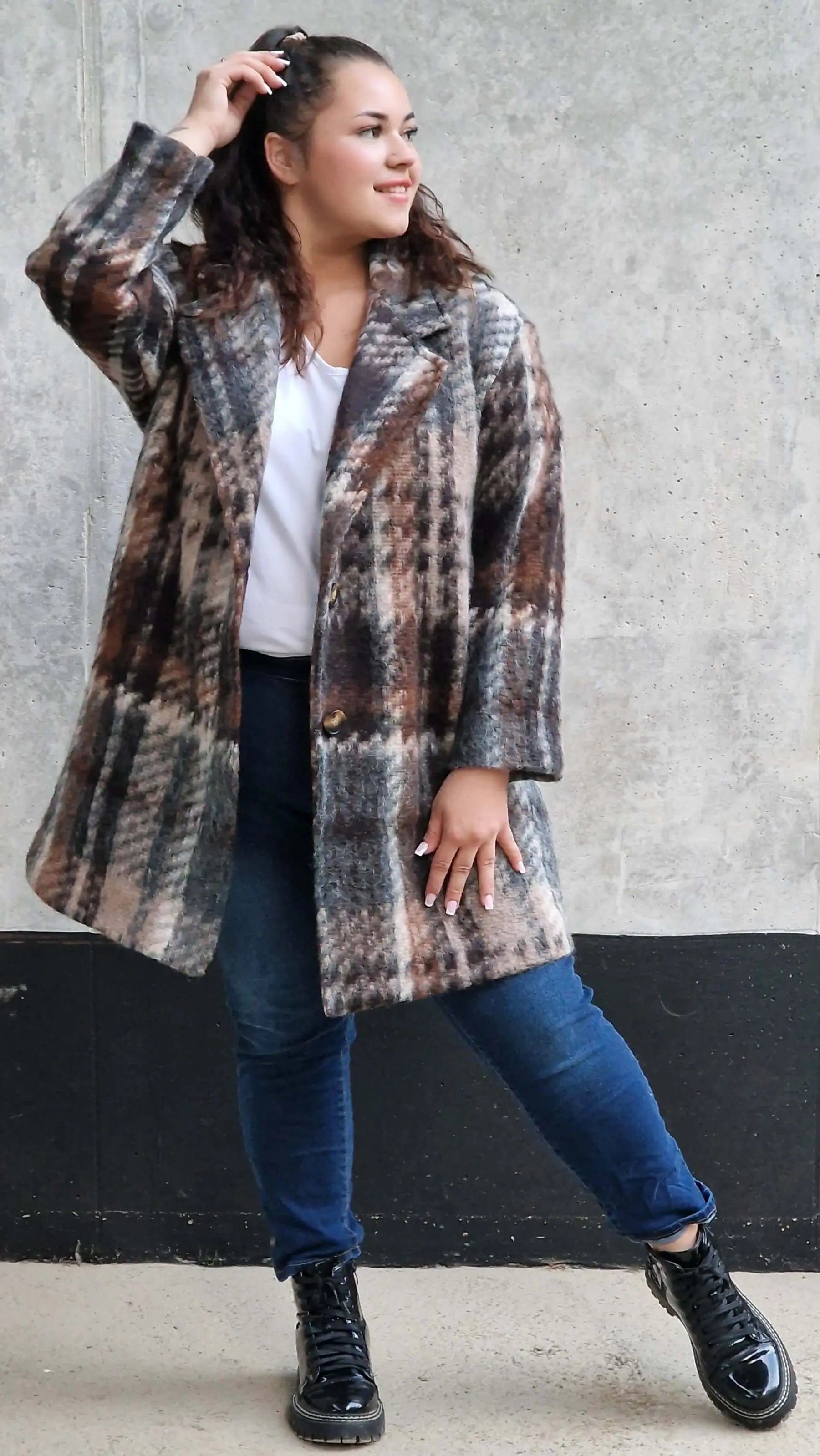 Płaszcz w kratę – modny i elegancki wybór dla każdej kobiety xxl | Stylowa XL Stylowa XL