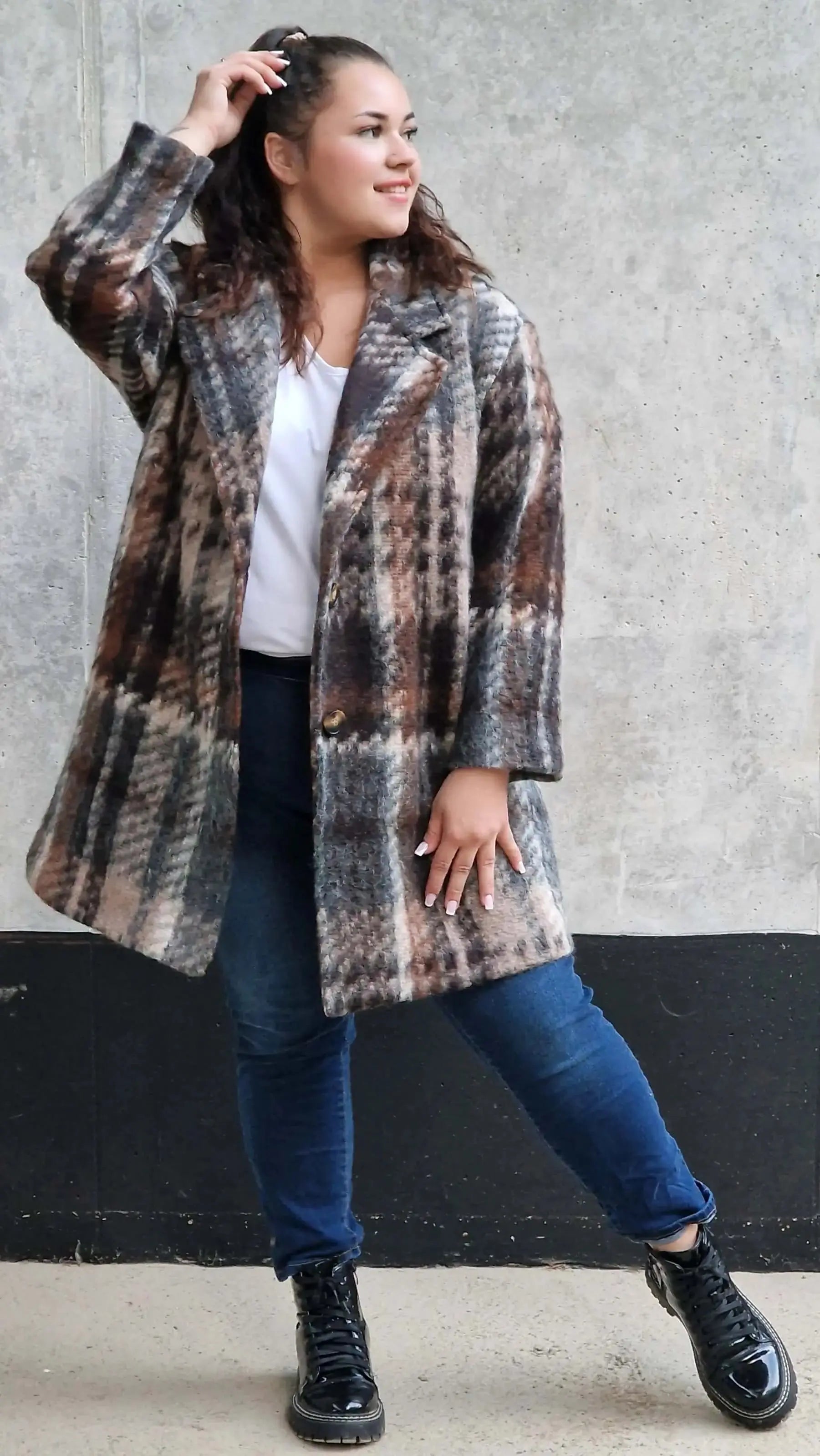 Płaszcz w kratę – modny i elegancki wybór dla każdej kobiety xxl | Stylowa XL Stylowa XL