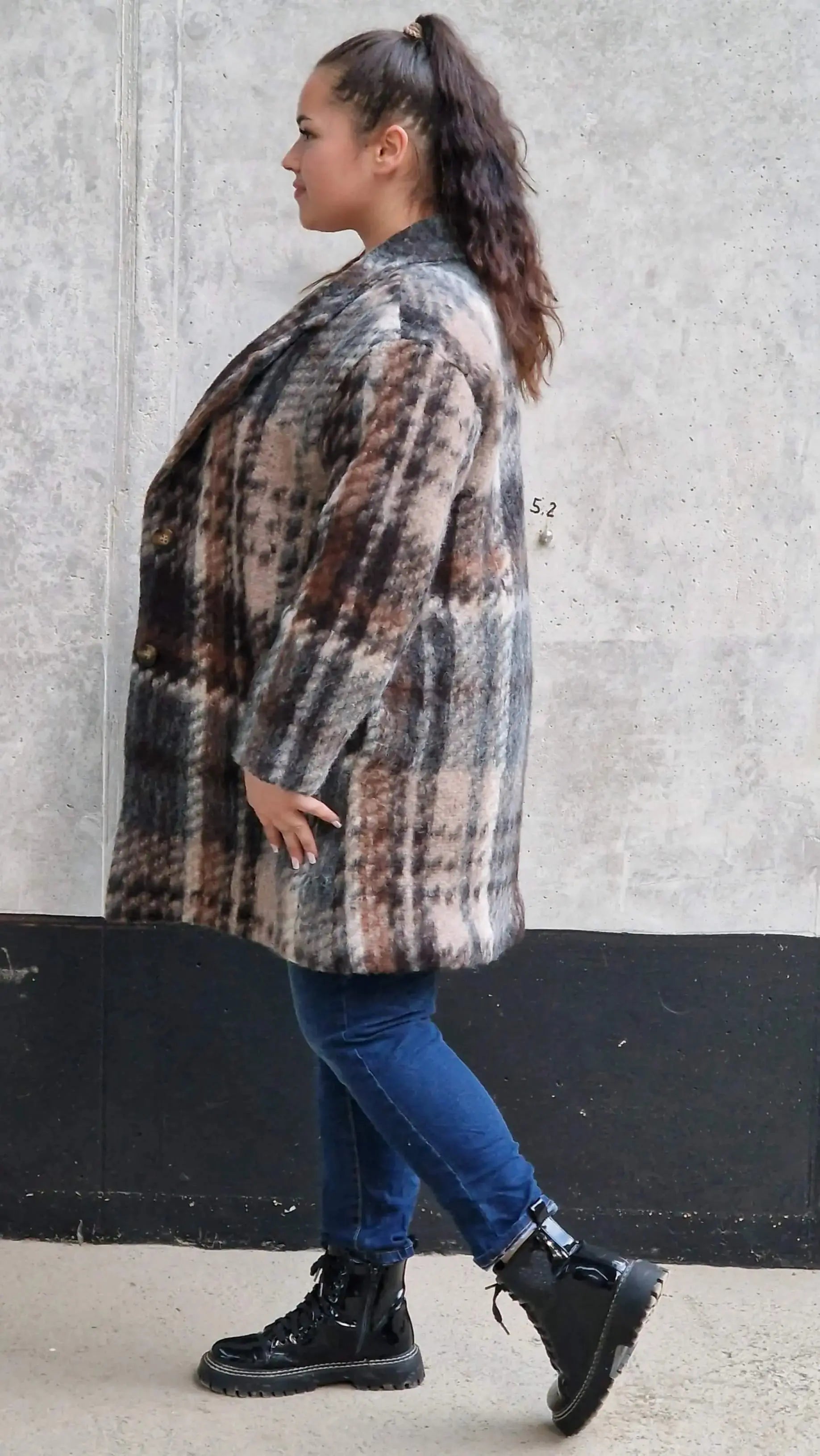 Płaszcz w kratę – modny i elegancki wybór dla każdej kobiety xxl | Stylowa XL Stylowa XL