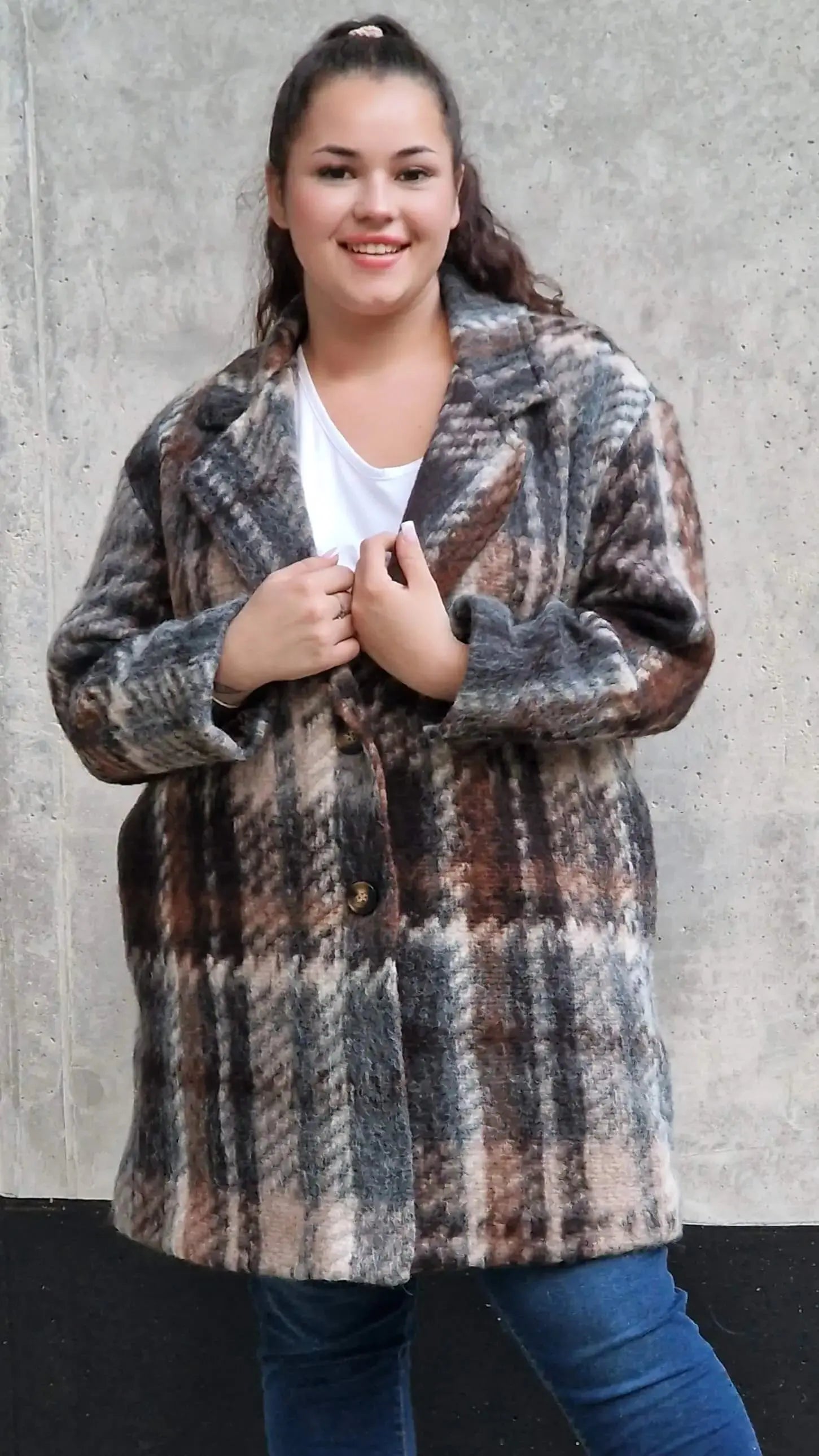 Płaszcz w kratę – modny i elegancki wybór dla każdej kobiety xxl | Stylowa XL Stylowa XL