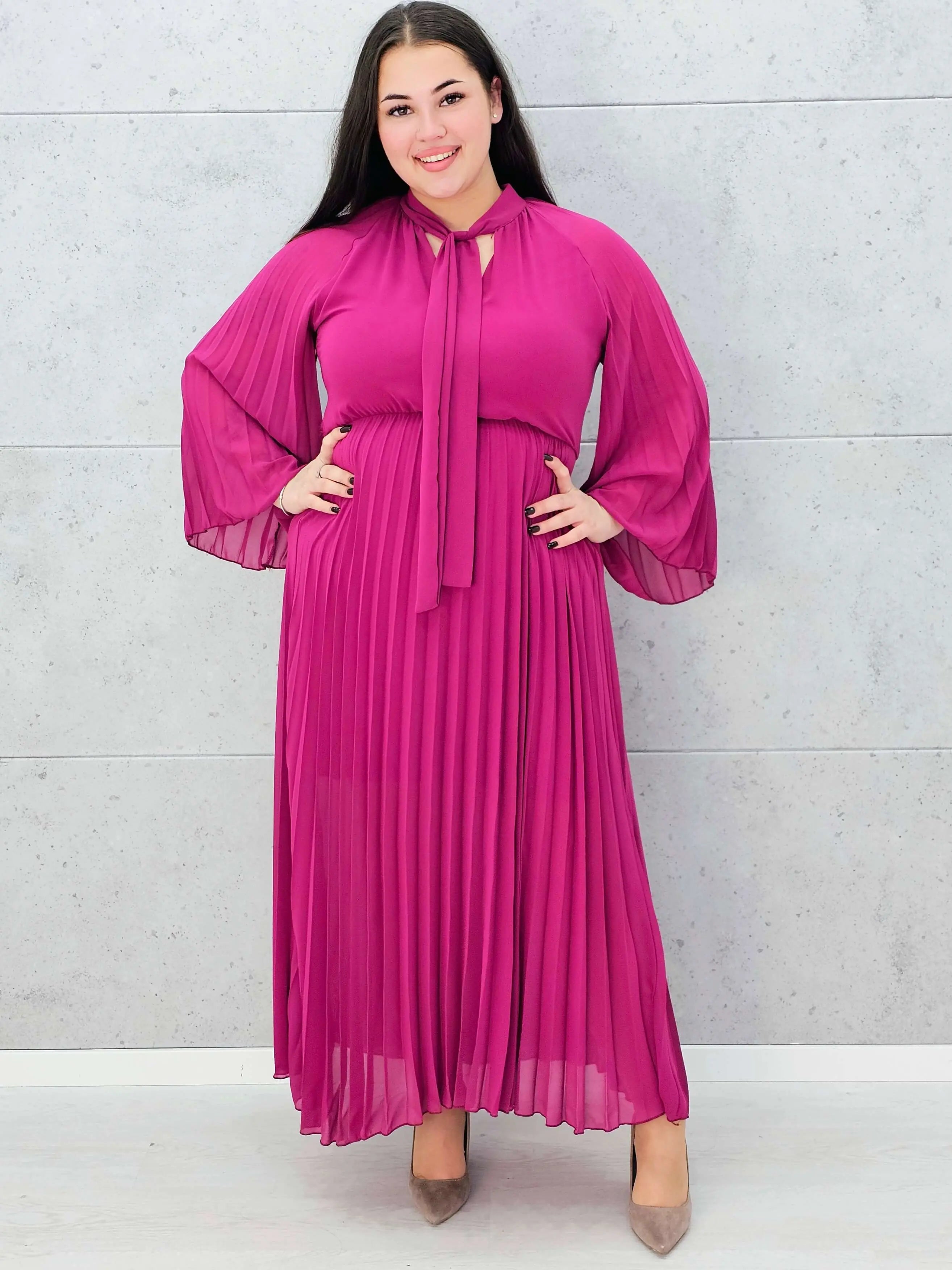 Plisowana sukienka maxi z wiązaniem pod szyją – elegancka sukienka plus size w kolorze fuksji Stylowa XL