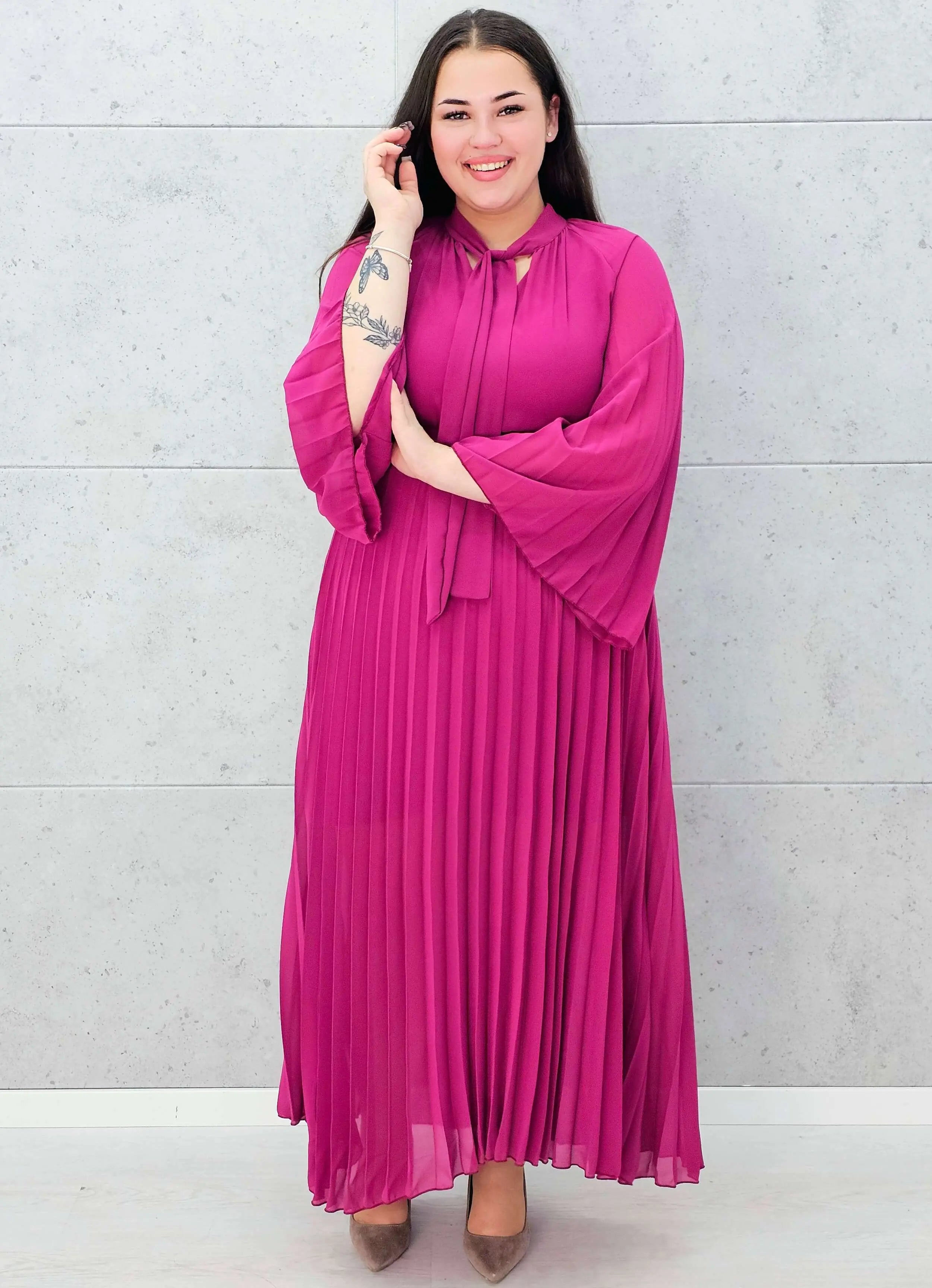 Plisowana sukienka maxi z wiązaniem pod szyją – elegancka sukienka plus size w kolorze fuksji Stylowa XL