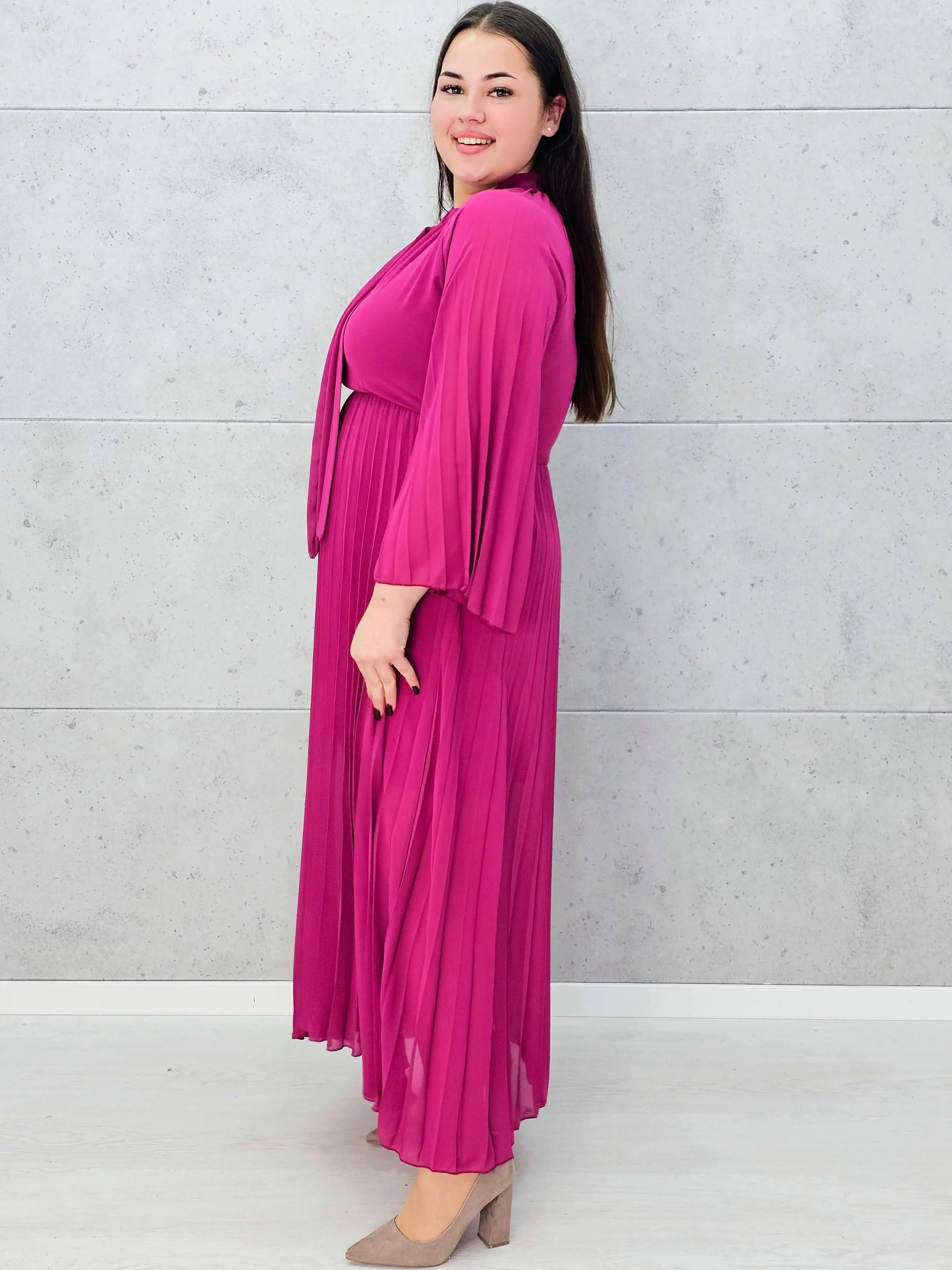 Plisowana sukienka maxi z wiązaniem pod szyją – elegancka sukienka plus size w kolorze fuksji Stylowa XL