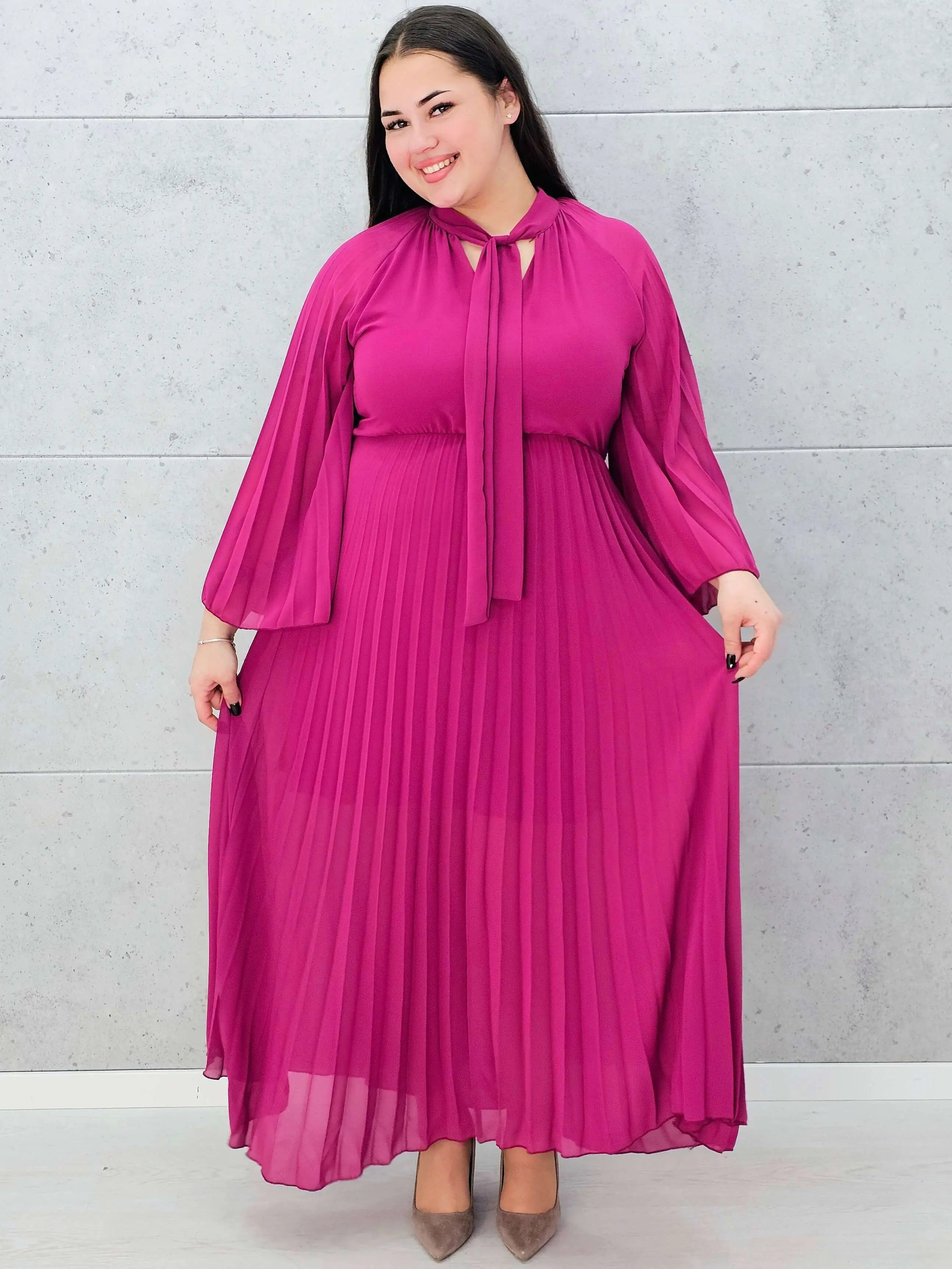 Plisowana sukienka maxi z wiązaniem pod szyją – elegancka sukienka plus size w kolorze fuksji Stylowa XL