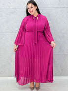 Plisowana sukienka maxi z wiązaniem pod szyją – elegancka sukienka plus size w kolorze fuksji Stylowa XL