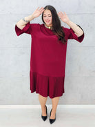 Bordowa sukienka plisowana midi plus size – Stylowa XL w calości