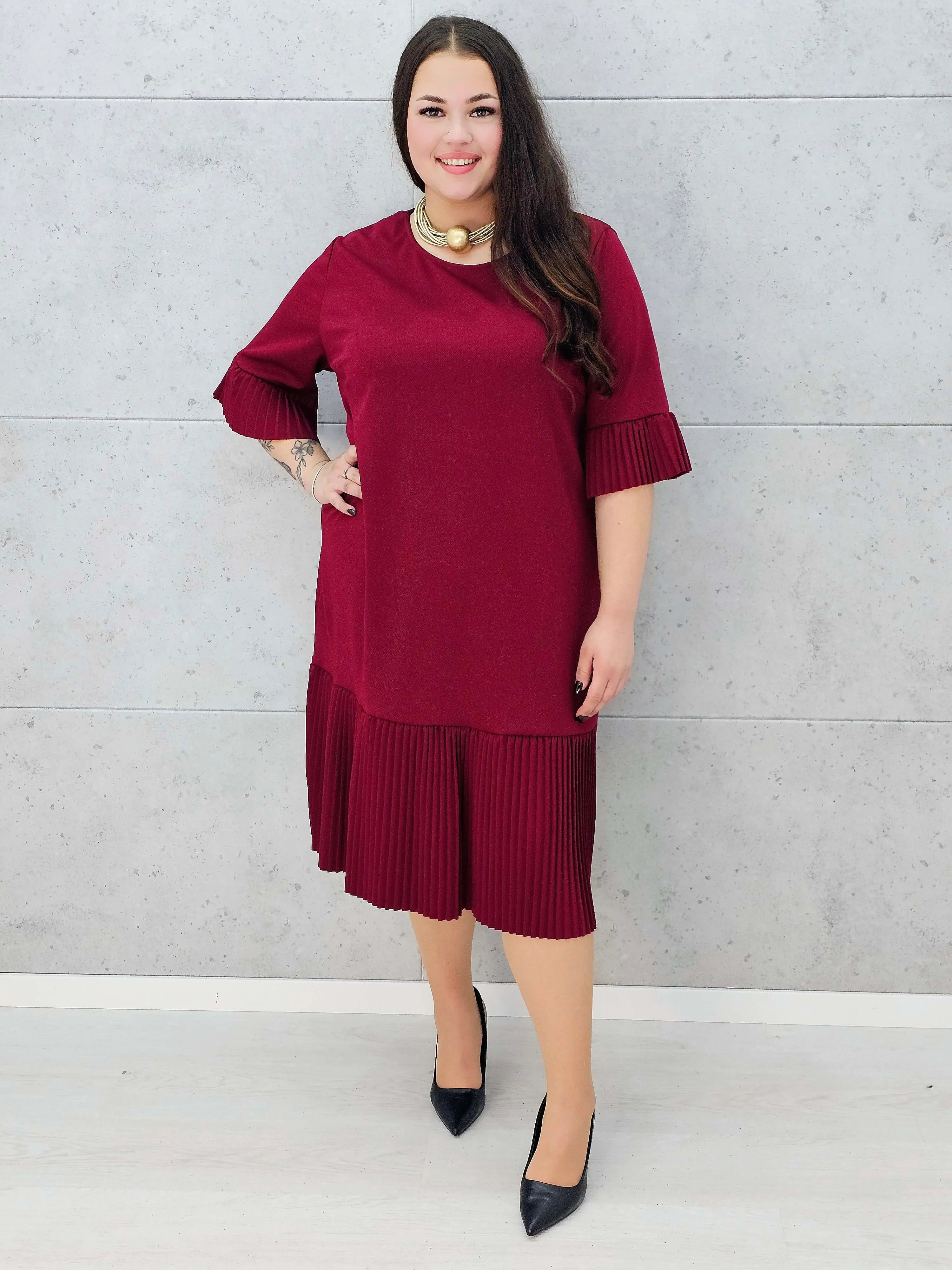 Bordowa sukienka plisowana midi plus size – Stylowa XL przód