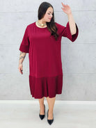 Bordowa sukienka plisowana midi plus size – Stylowa XL detal rękawa 
