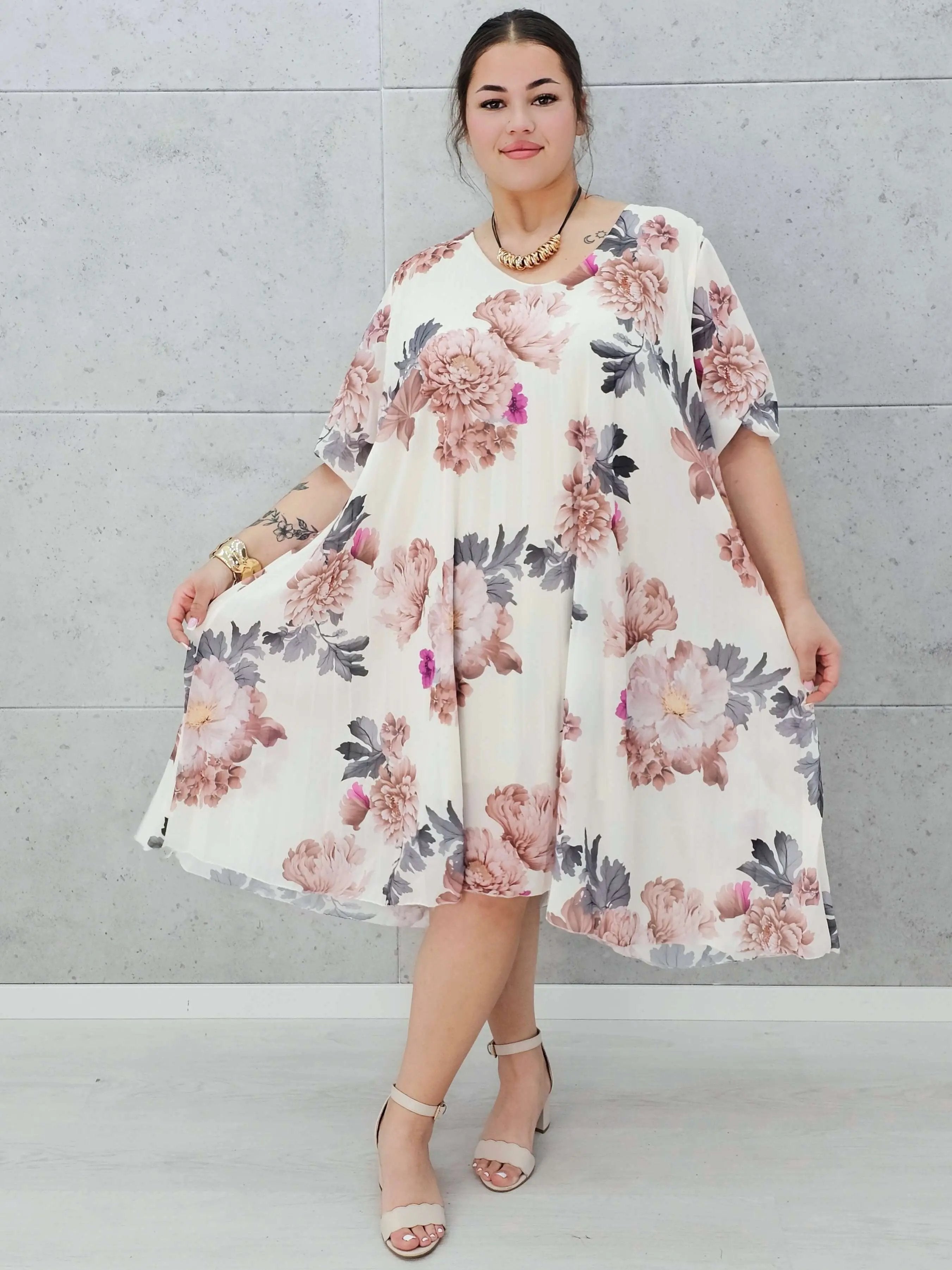 Plisowana sukienka w kwiaty z dekoltem V –moda dla kobiet plus size Stylowa XL
