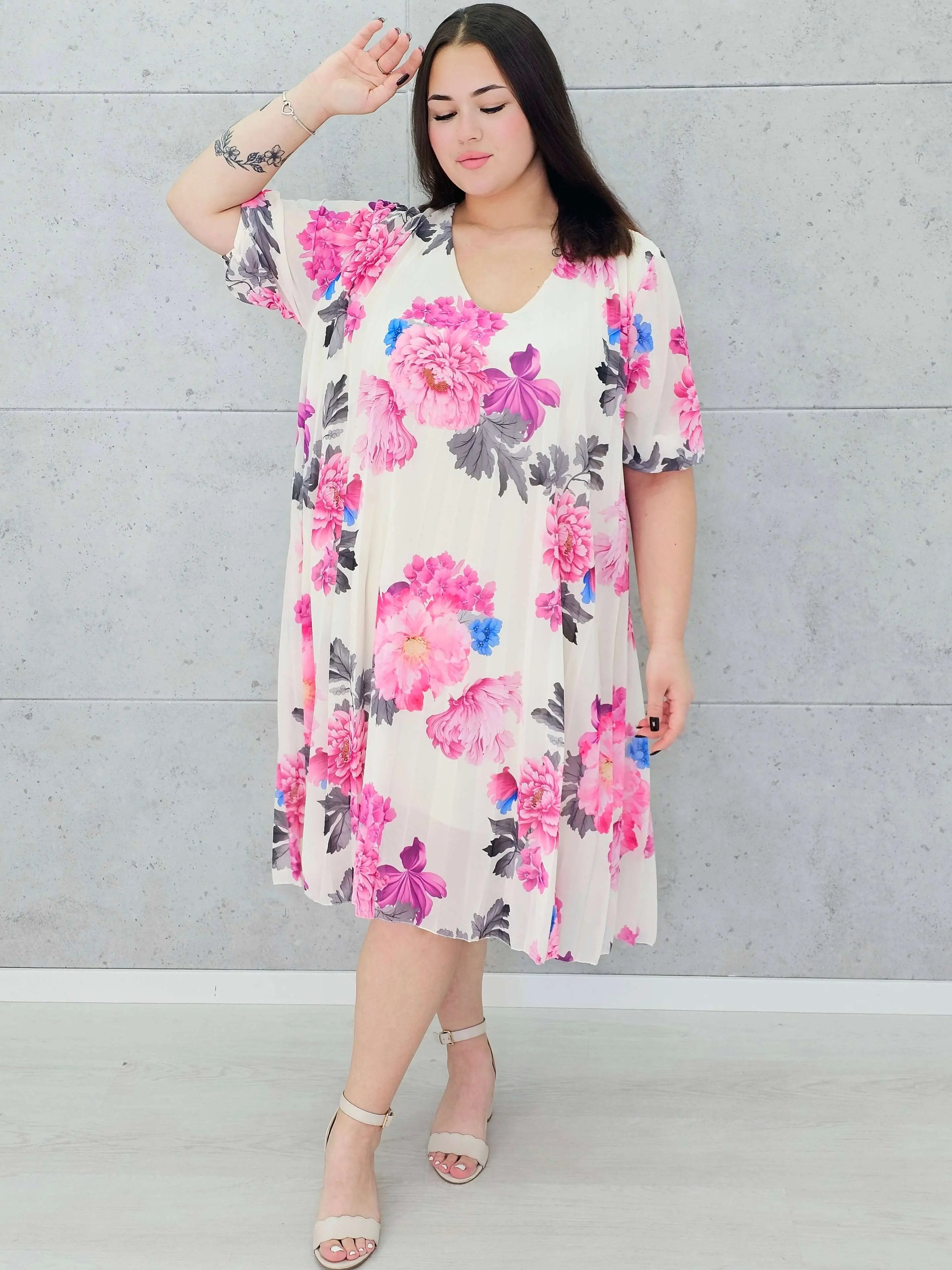 Plisowana sukienka w kwiaty z dekoltem V –moda dla kobiet plus size Stylowa XL