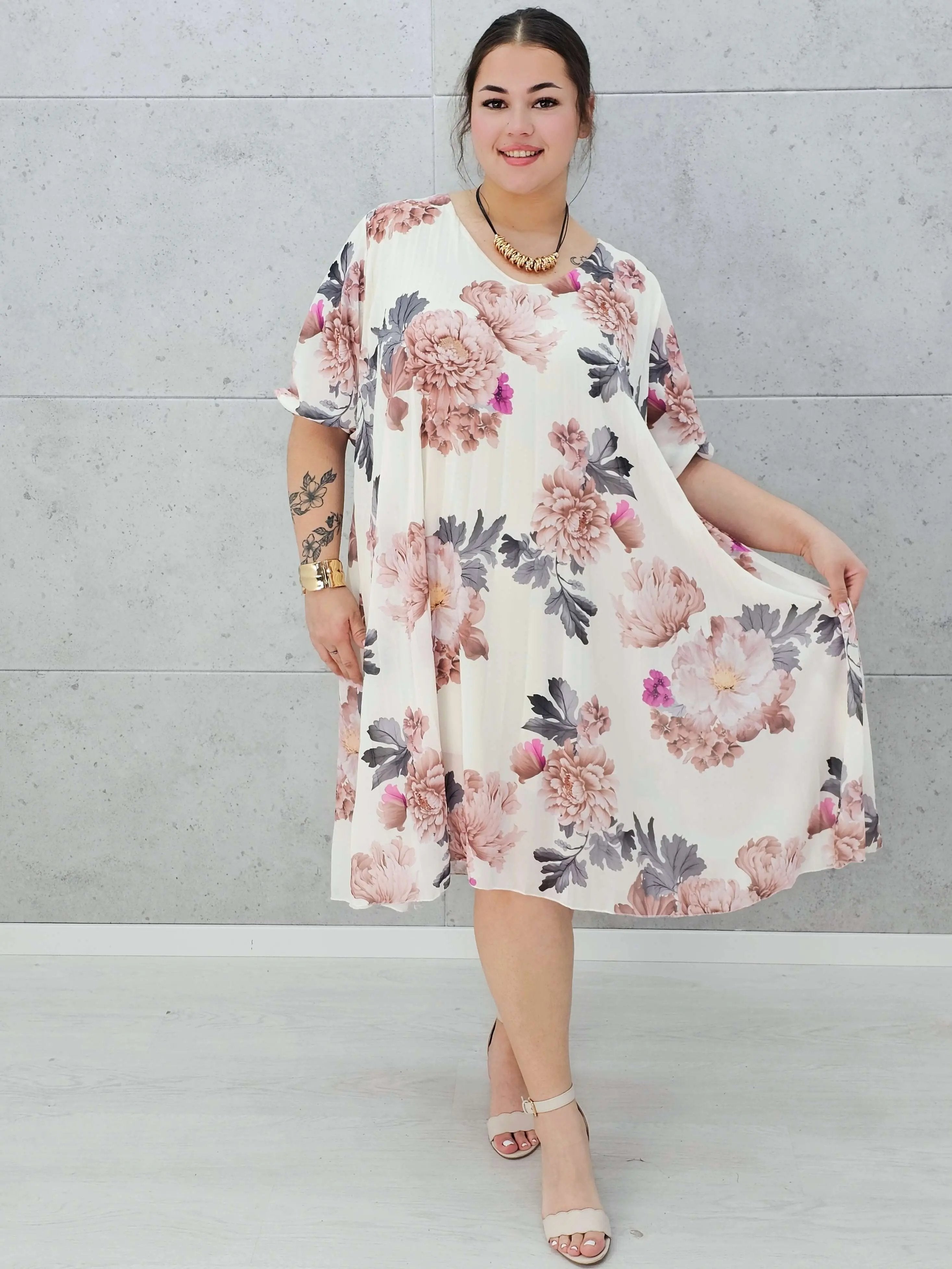 Plisowana sukienka w kwiaty z dekoltem V –moda dla kobiet plus size Stylowa XL