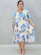 Plisowana sukienka w kwiaty z dekoltem V –moda dla kobiet plus size Stylowa XL