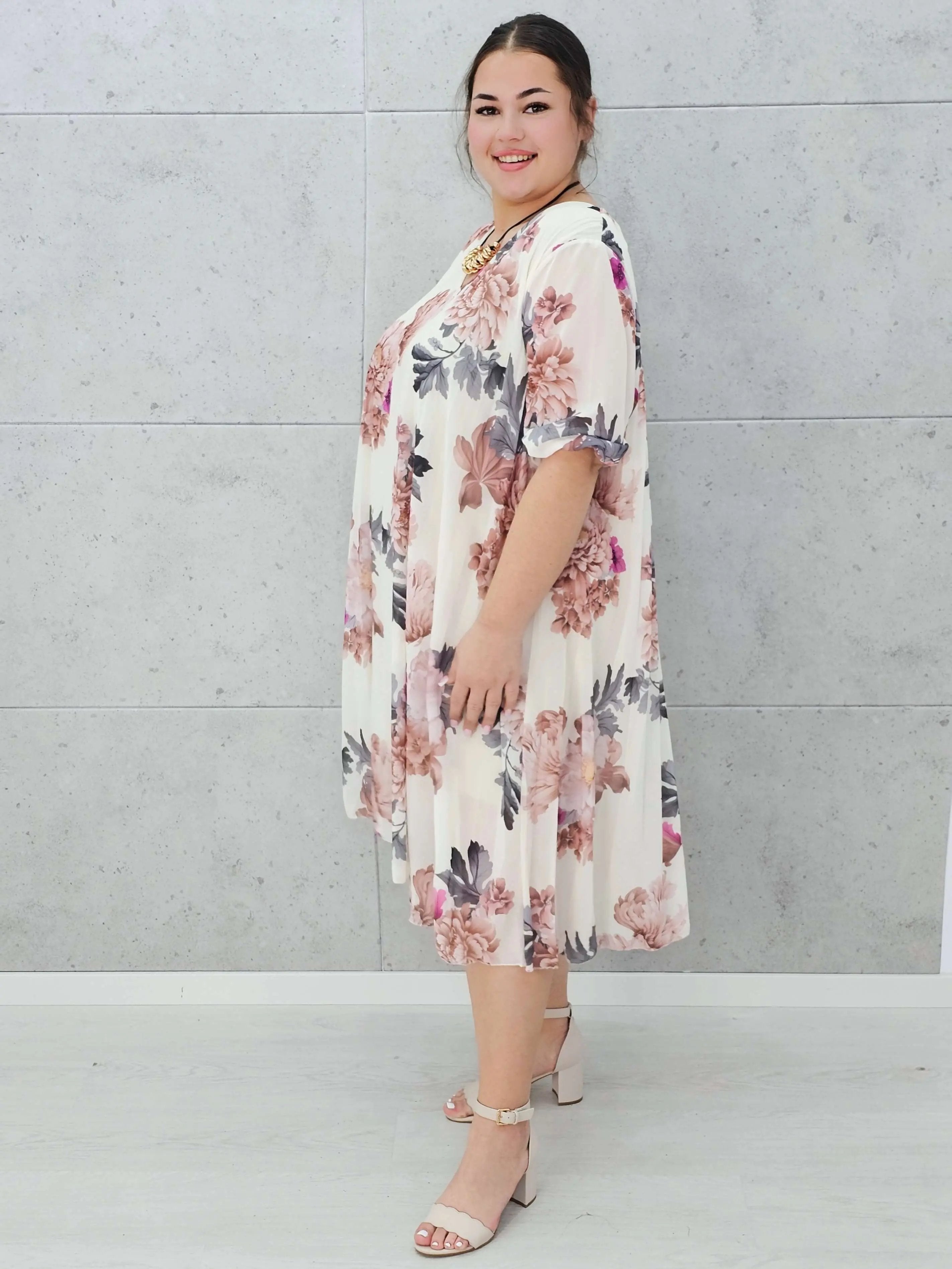 Plisowana sukienka w kwiaty z dekoltem V –moda dla kobiet plus size Stylowa XL