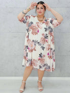 Plisowana sukienka w kwiaty z dekoltem V –moda dla kobiet plus size Stylowa XL