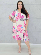 Plisowana sukienka w kwiaty z dekoltem V –moda dla kobiet plus size Stylowa XL