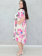 Plisowana sukienka w kwiaty z dekoltem V –moda dla kobiet plus size Stylowa XL