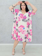 Plisowana sukienka w kwiaty z dekoltem V –moda dla kobiet plus size Stylowa XL