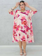 Plisowana sukienka z intensywnym kwiatowym wzorem – eksplozja koloru! 🌺 Stylowa XL