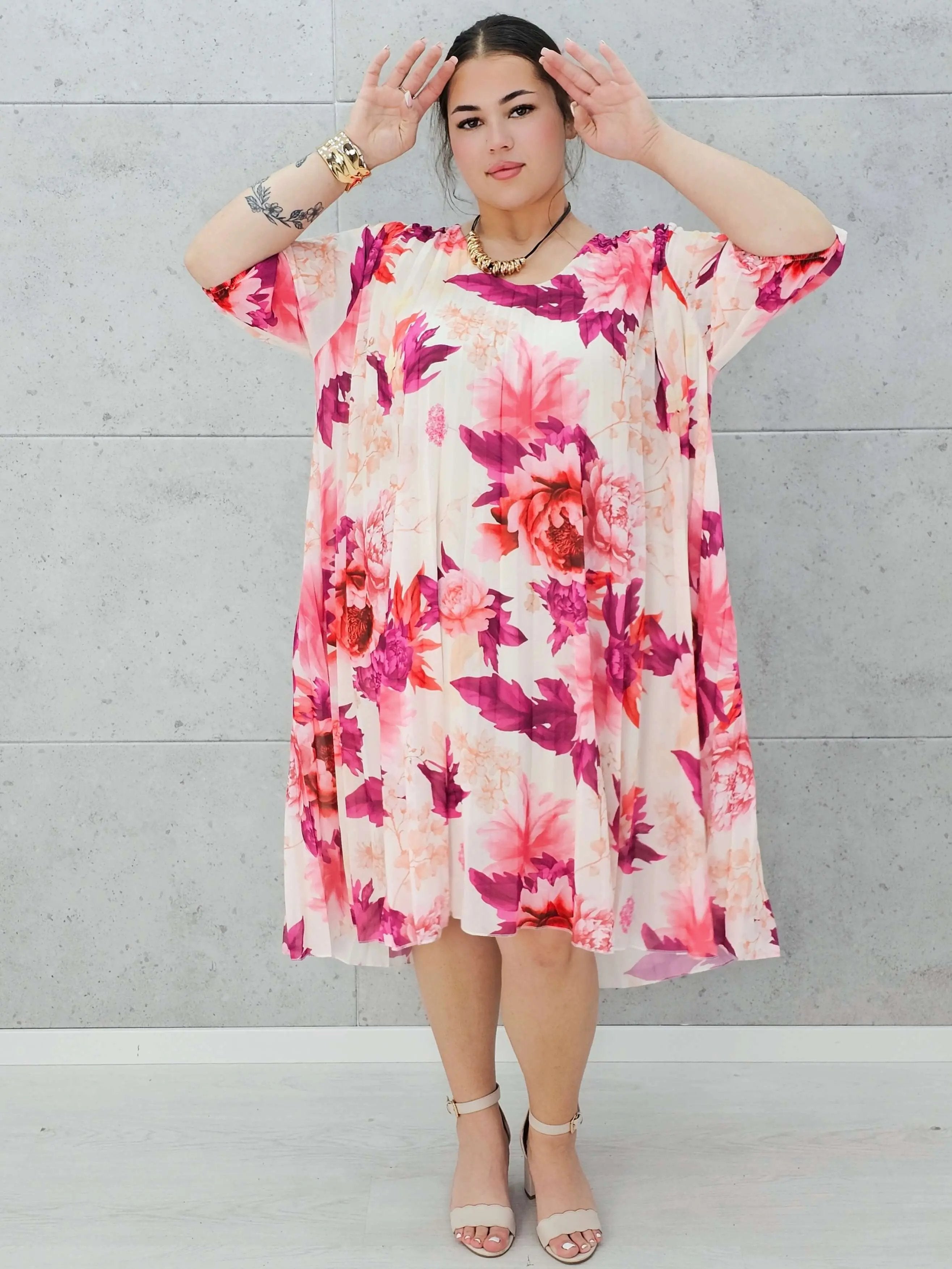 Plisowana sukienka z intensywnym kwiatowym wzorem – eksplozja koloru! 🌺 Stylowa XL