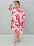 Plisowana sukienka z intensywnym kwiatowym wzorem – eksplozja koloru! 🌺 Stylowa XL