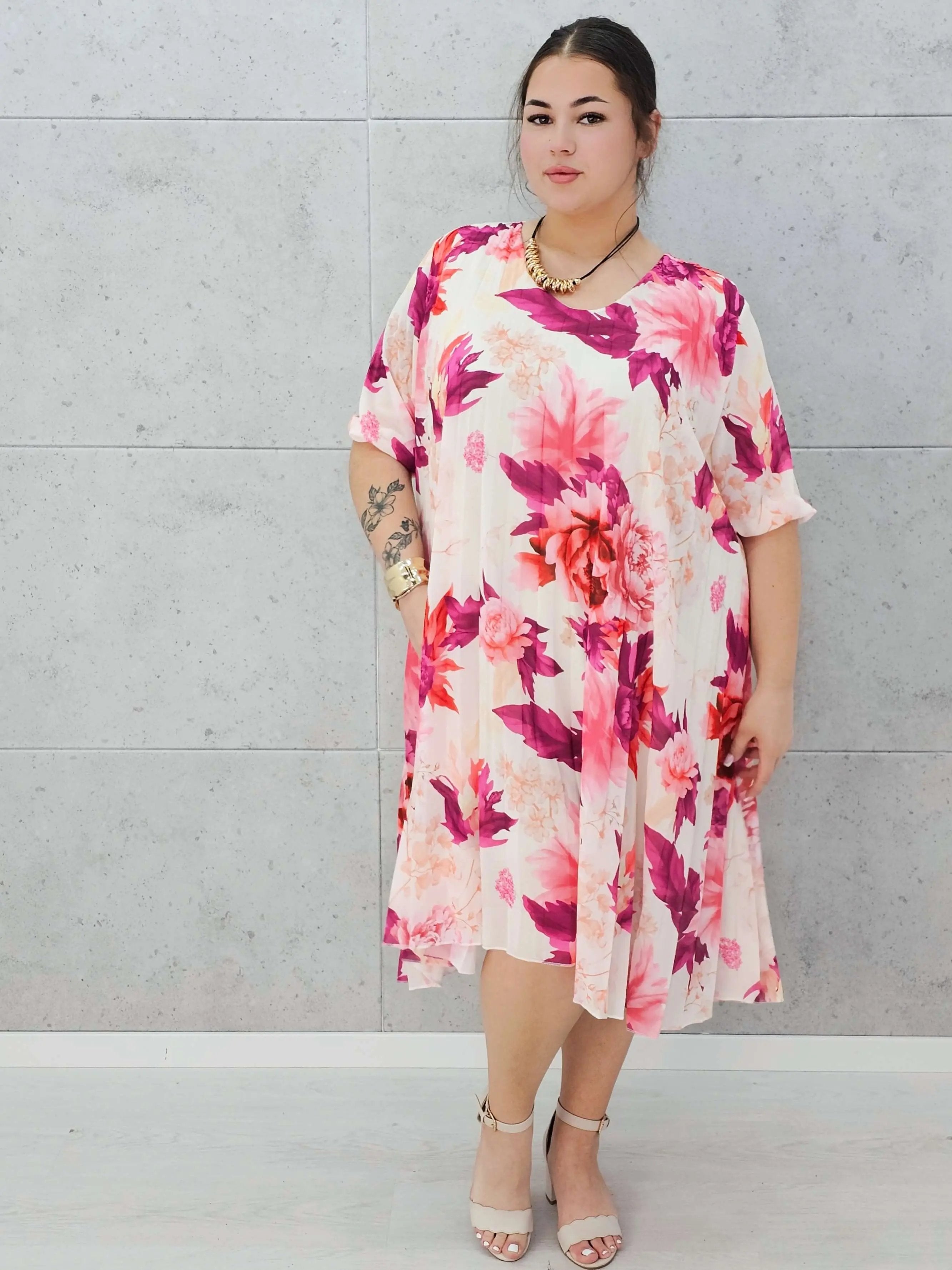 Plisowana sukienka z intensywnym kwiatowym wzorem – eksplozja koloru! 🌺 Stylowa XL