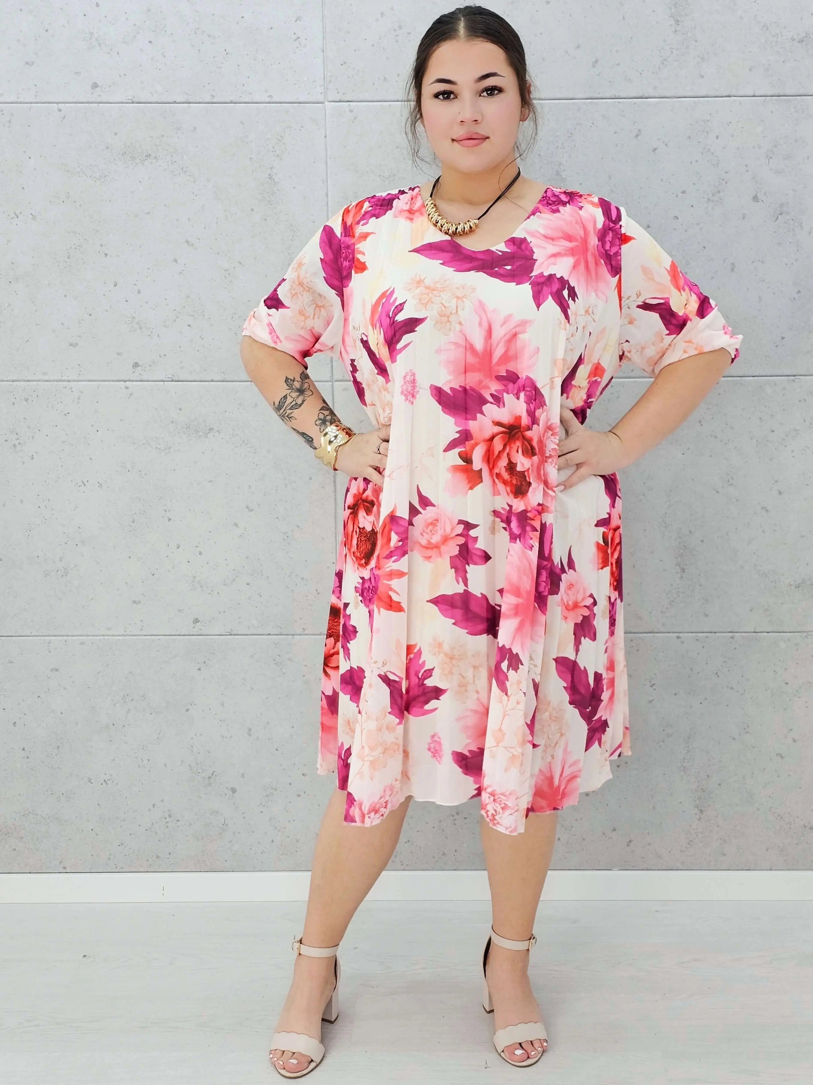 Plisowana sukienka z intensywnym kwiatowym wzorem – eksplozja koloru! 🌺 Stylowa XL