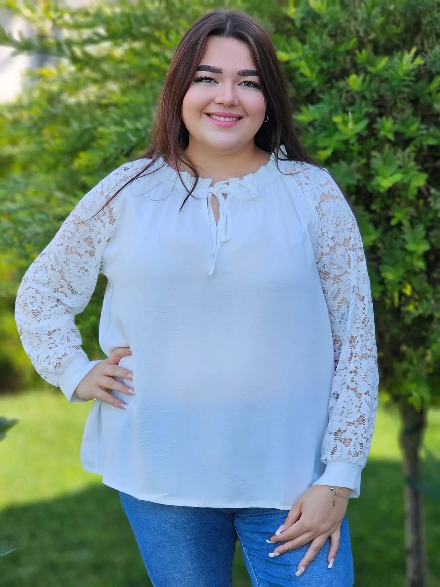 Romantyczna biała bluzka z koronkowymi rękawami - biel Stylowa XL