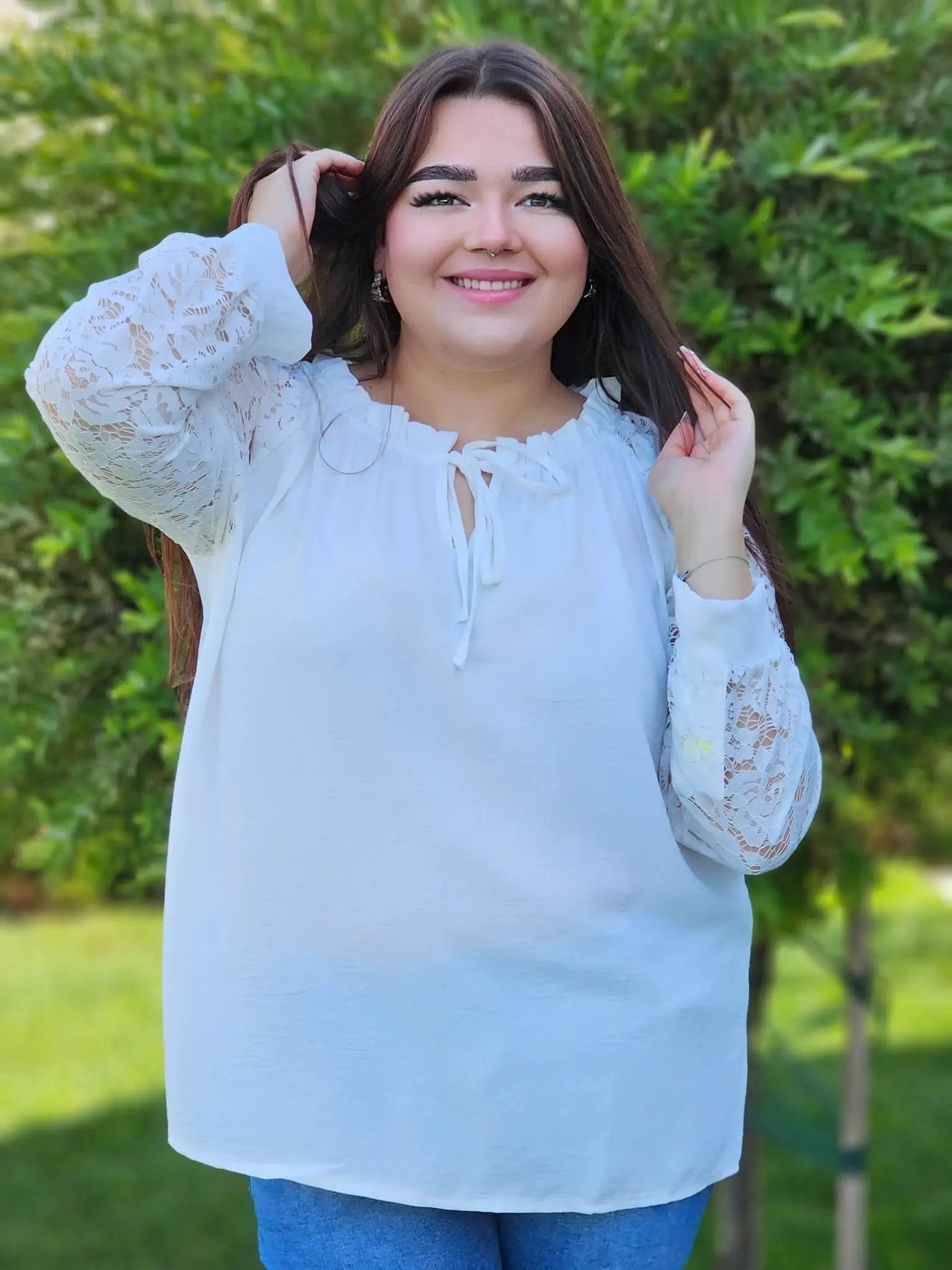 Romantyczna biała bluzka z koronkowymi rękawami - biel Stylowa XL