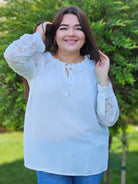 Romantyczna biała bluzka z koronkowymi rękawami - biel Stylowa XL