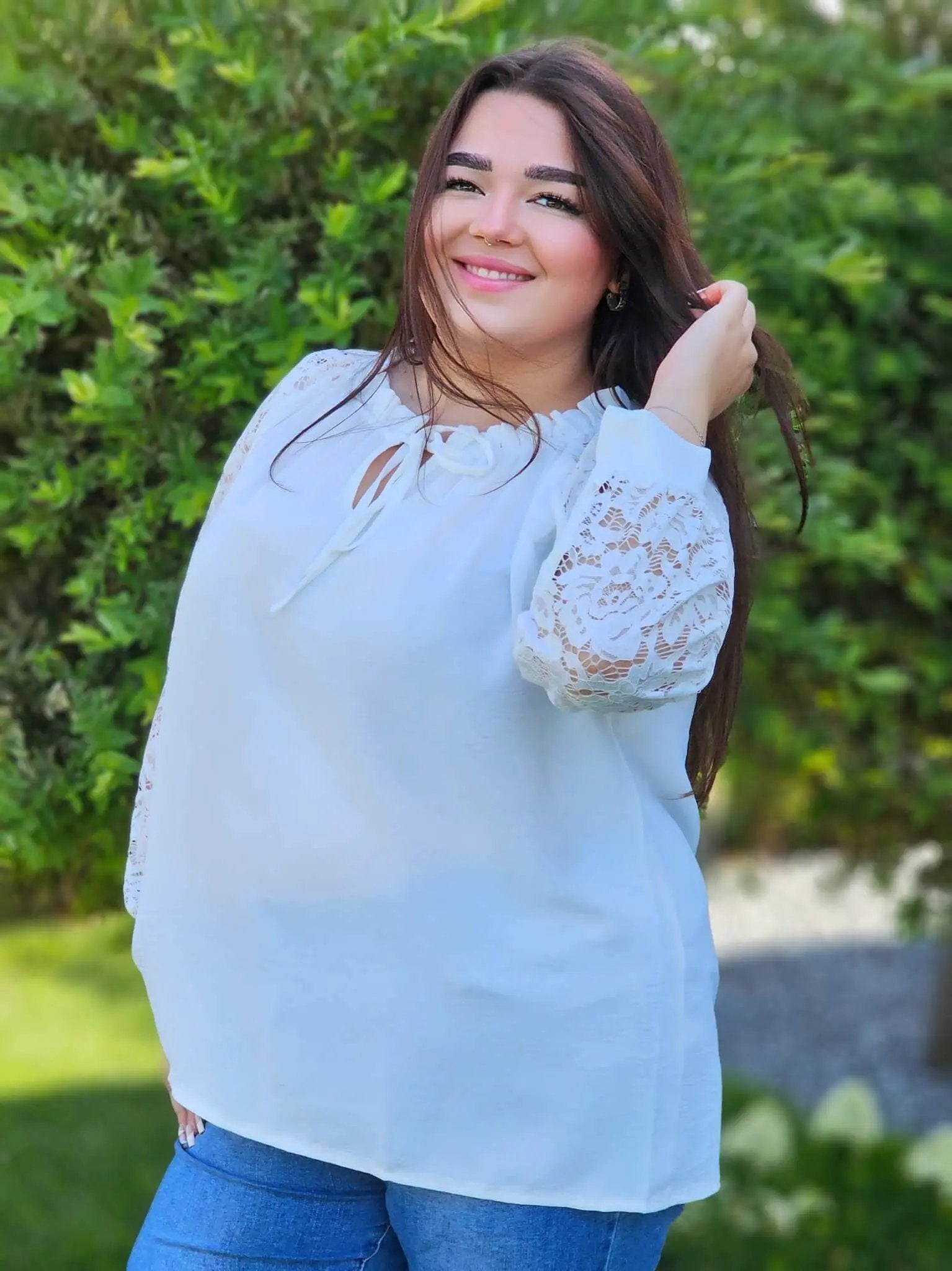 Romantyczna biała bluzka z koronkowymi rękawami - biel Stylowa XL