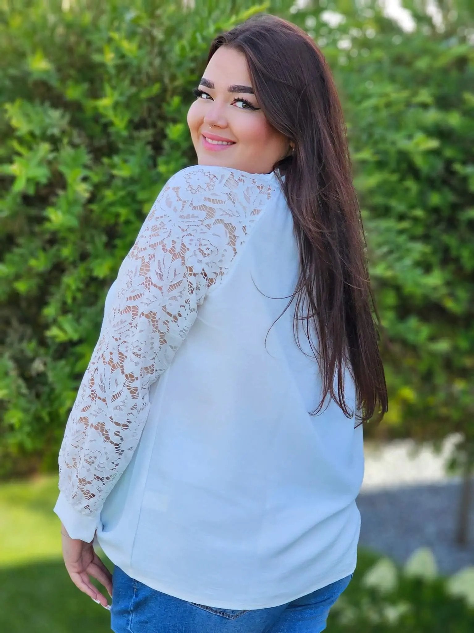 Romantyczna biała bluzka z koronkowymi rękawami - biel Stylowa XL