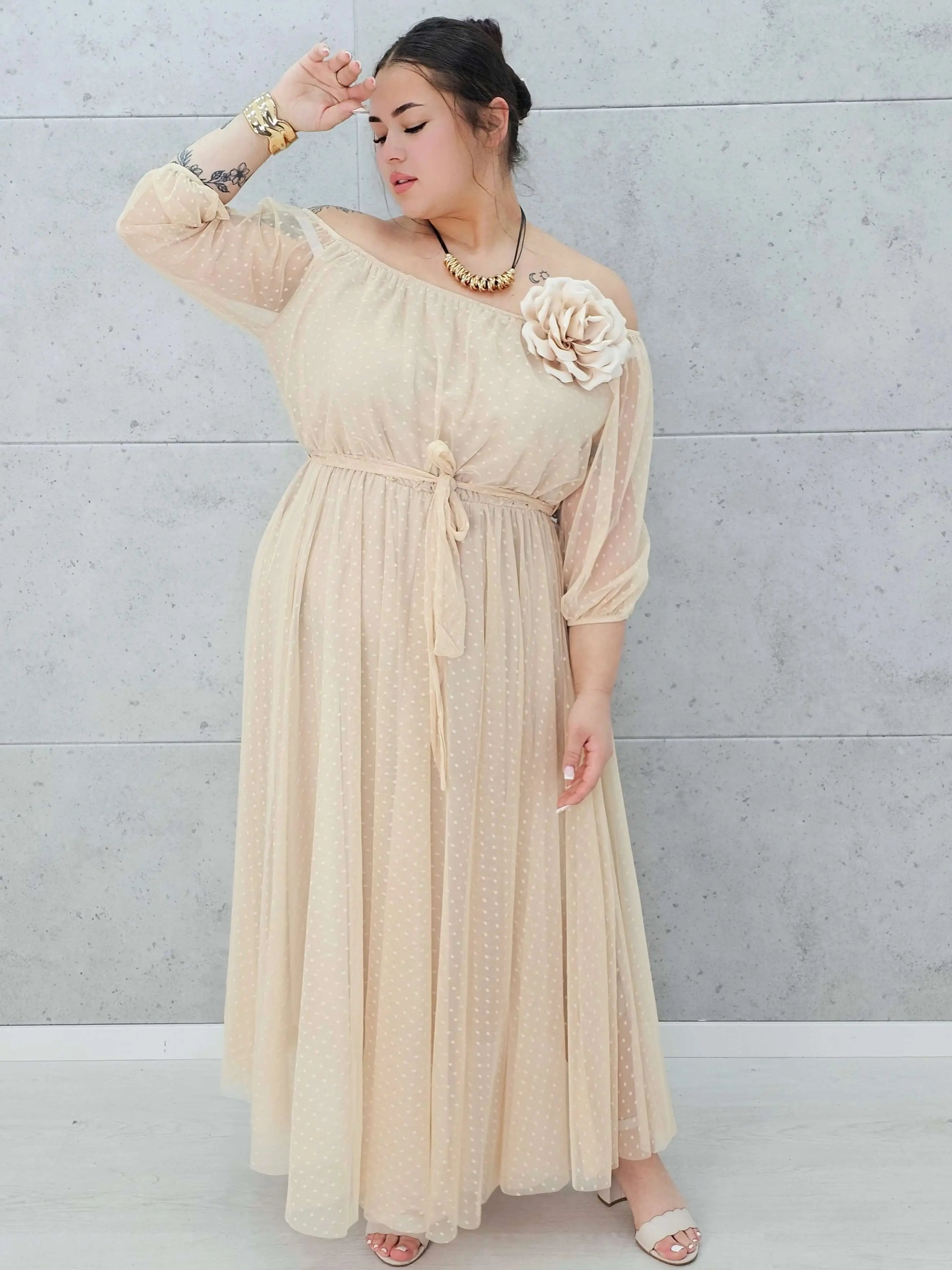 Romantyczna sukienka tiulowa z kwiatem Stylowa XL