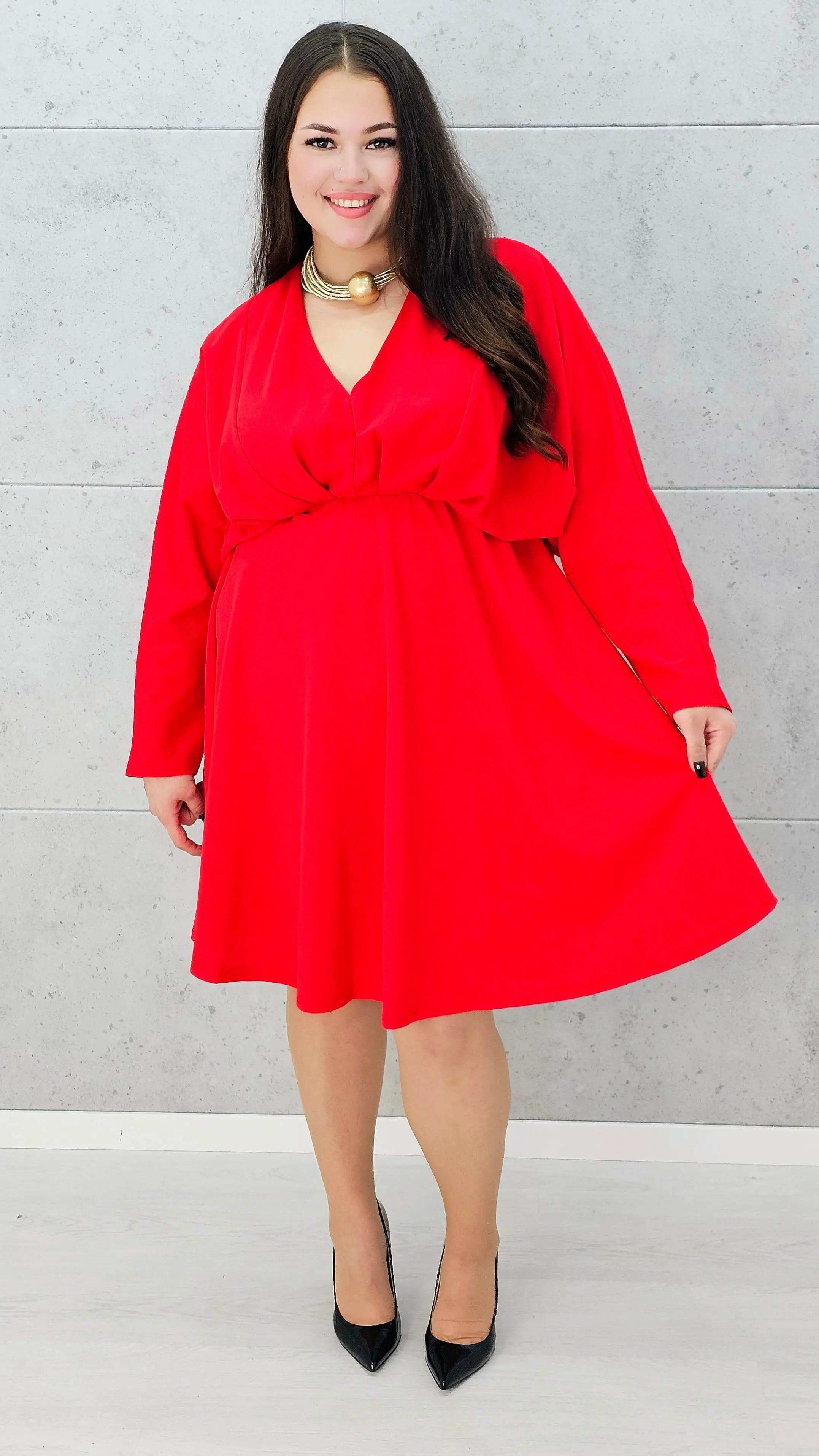 Czerwona sukienka plus size z dekoltem V – elegancka kreacja dla kobiet XL