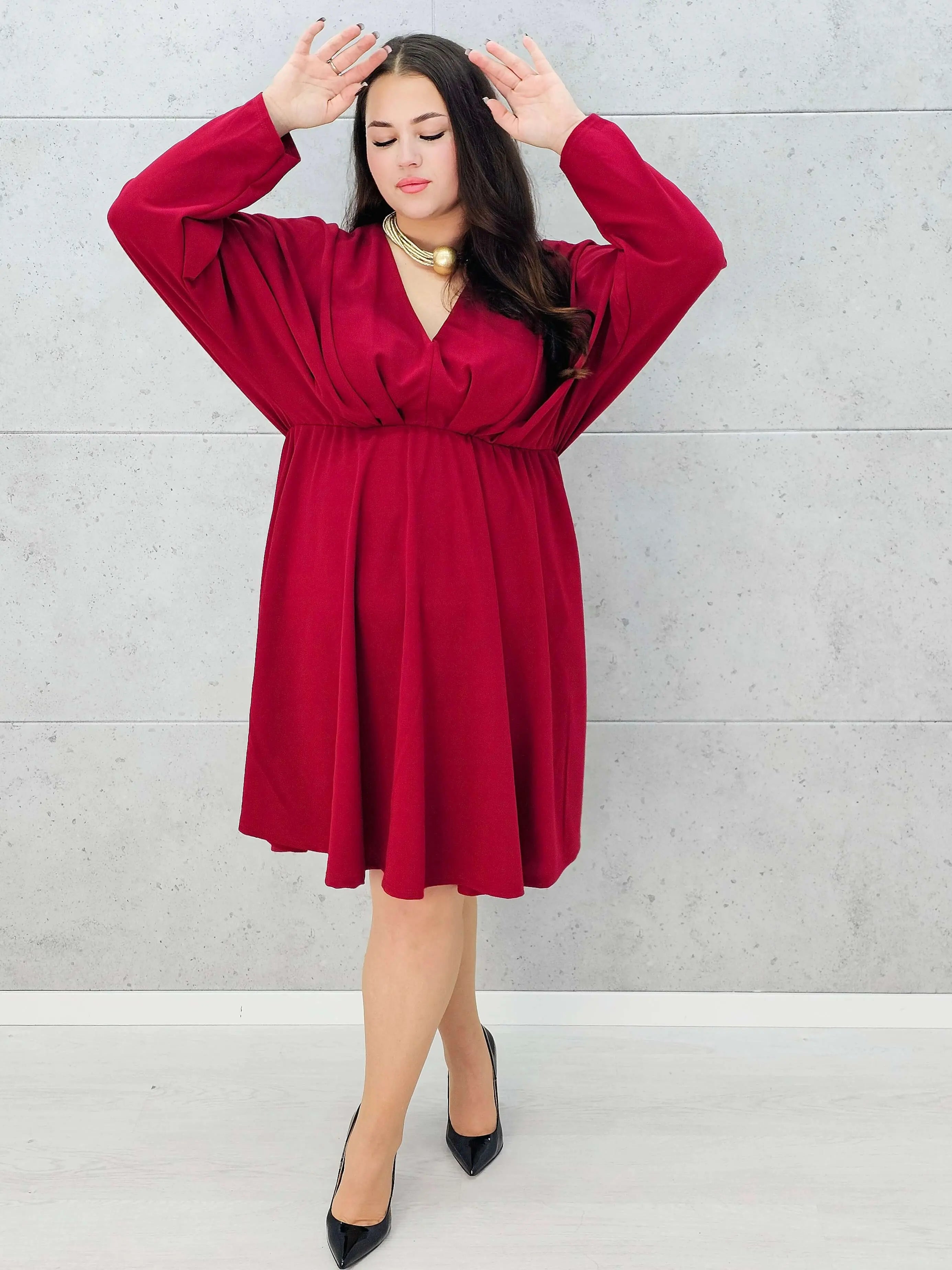 Bordowa rozkloszowana sukienka plus size z dekoltem w serek -Stylowa XL