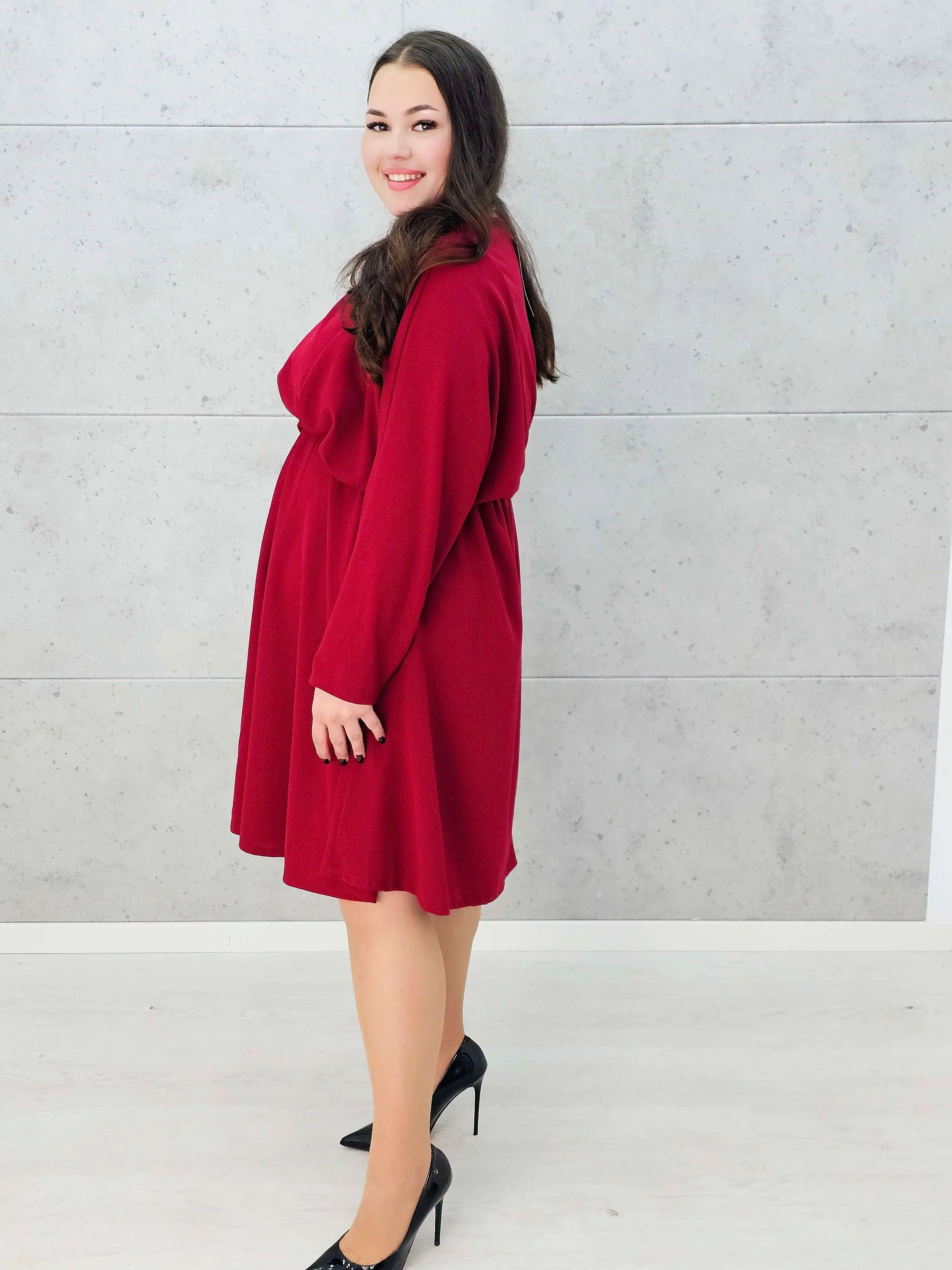 Bordowa rozkloszowana sukienka plus size z dekoltem w serek - bok 