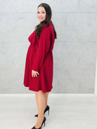 Bordowa rozkloszowana sukienka plus size z dekoltem w serek - bok 