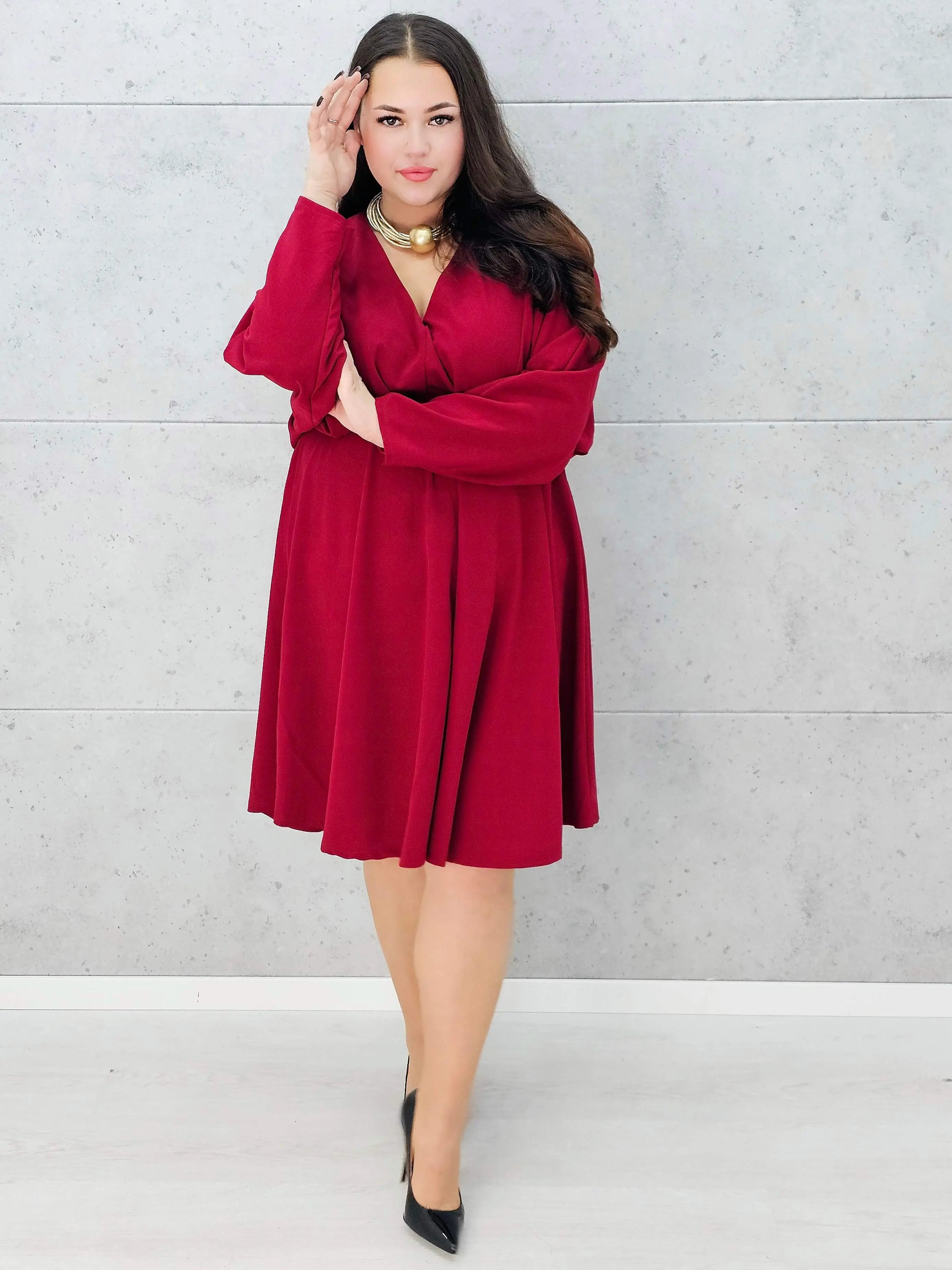 Bordowa rozkloszowana sukienka plus size z dekoltem w serek - przód 