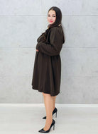 Brązowa sukienka XL z dekoltem w serek – modna stylizacja plus size -bok 