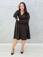 Brązowa sukienka XL z dekoltem w serek – modna stylizacja plus size -całość 