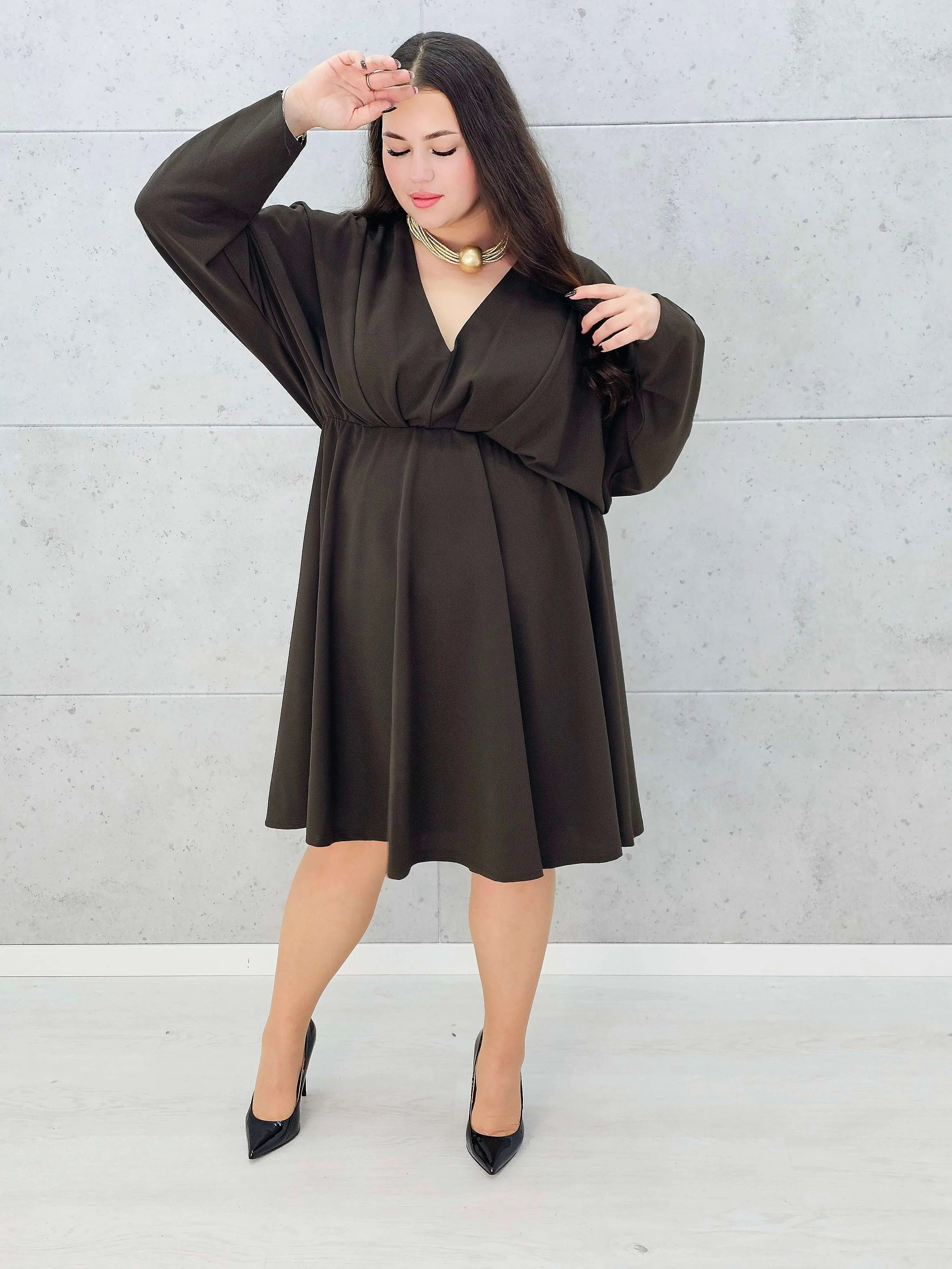 Brązowa sukienka XL z dekoltem w serek – modna stylizacja plus size -przodem 